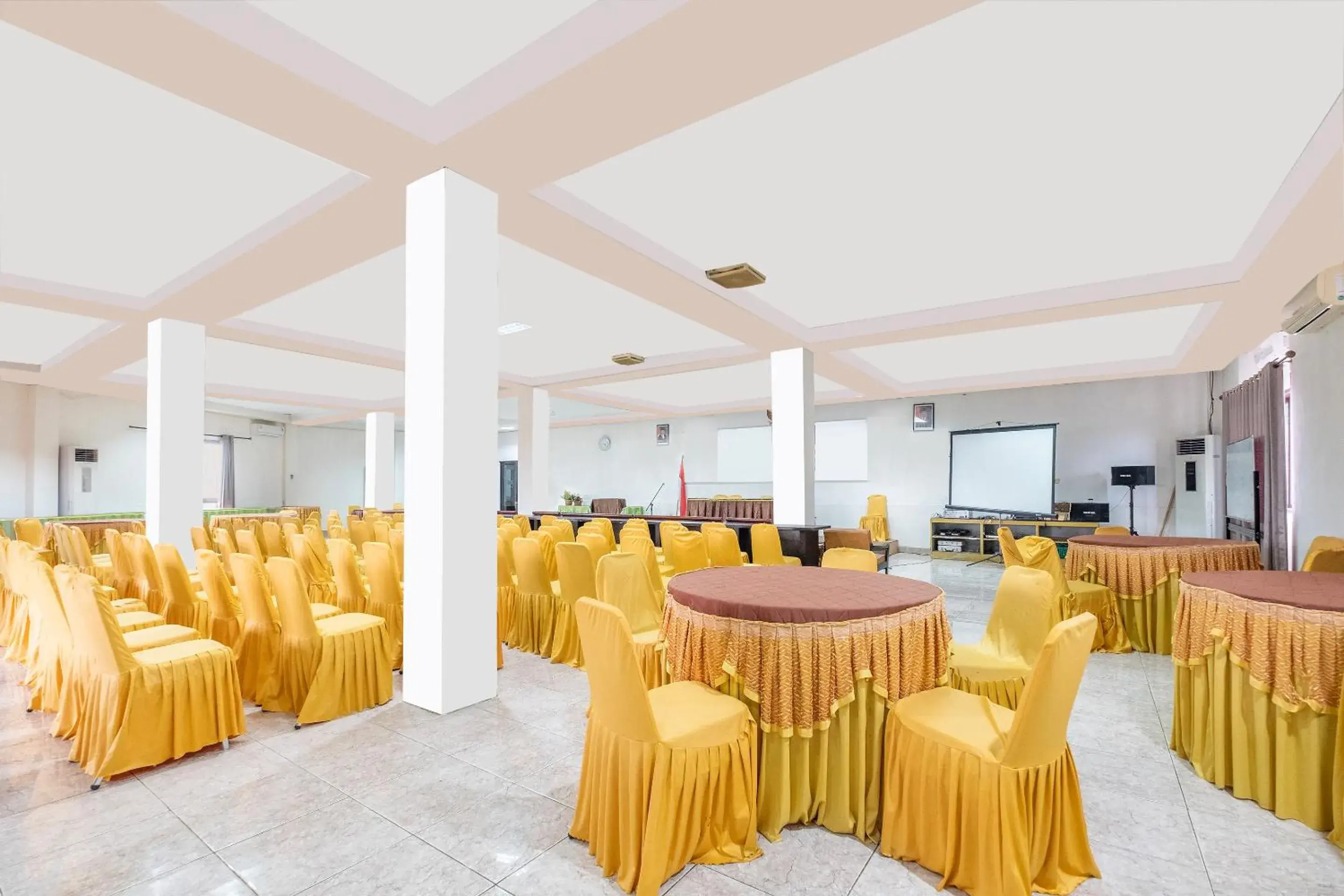 Meeting/conference room, Banquet Facilities in Super OYO 2704 Hotel Transit 2