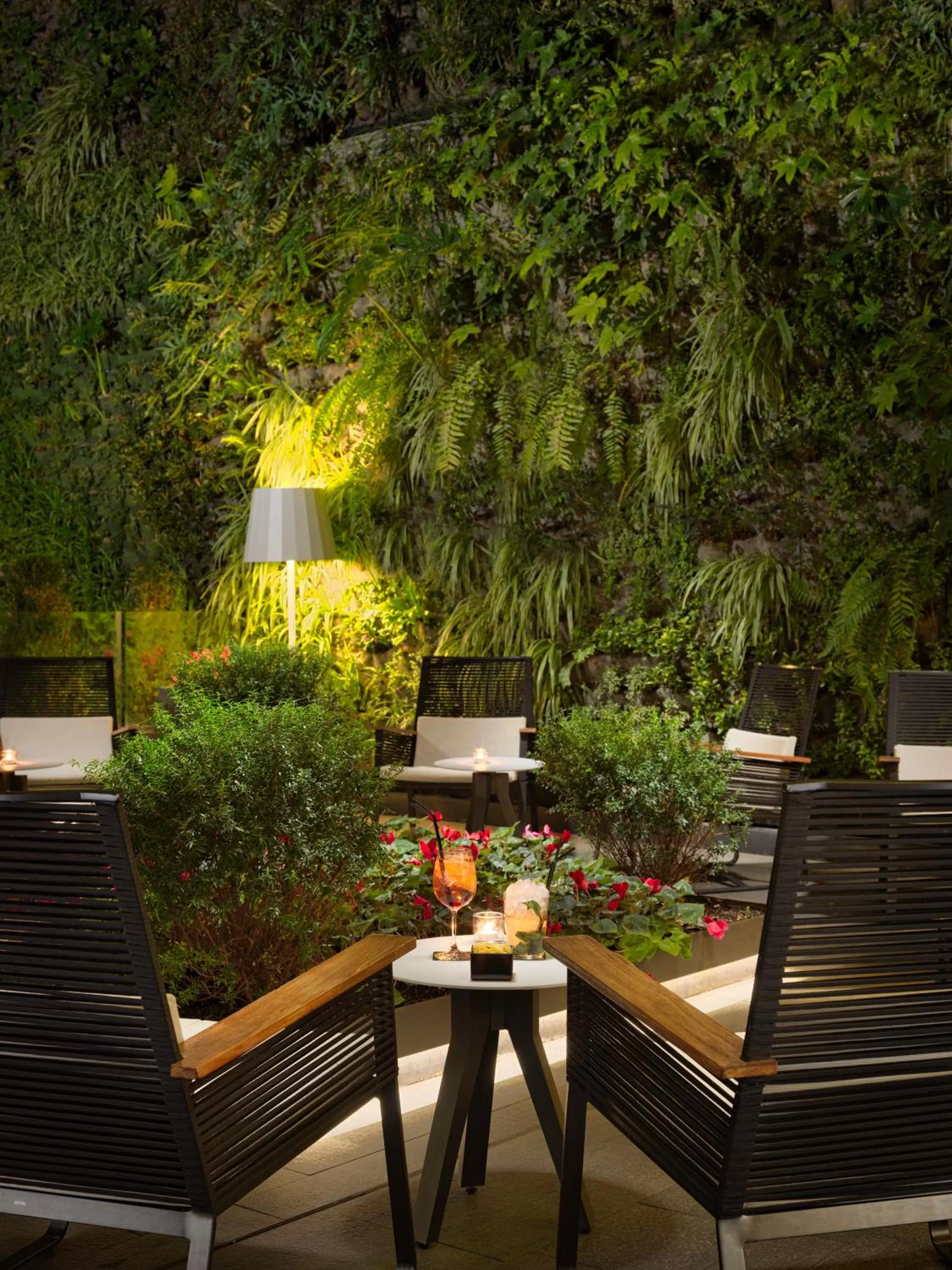 Patio in H10 Urquinaona Plaza