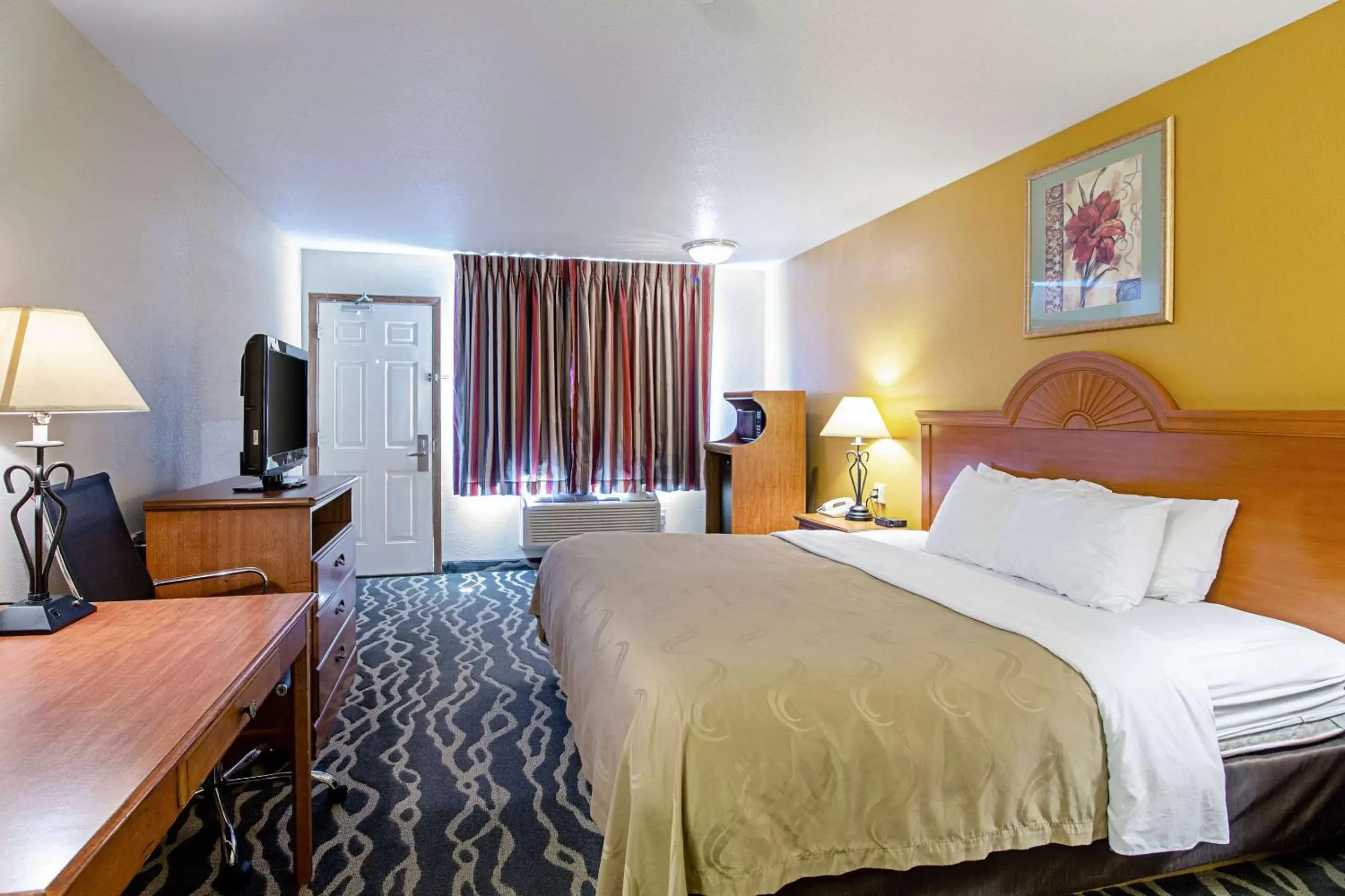 Photo of the whole room, Bed in Quality Inn Huron Photo of the whole room, Bed in Quality Inn Huron