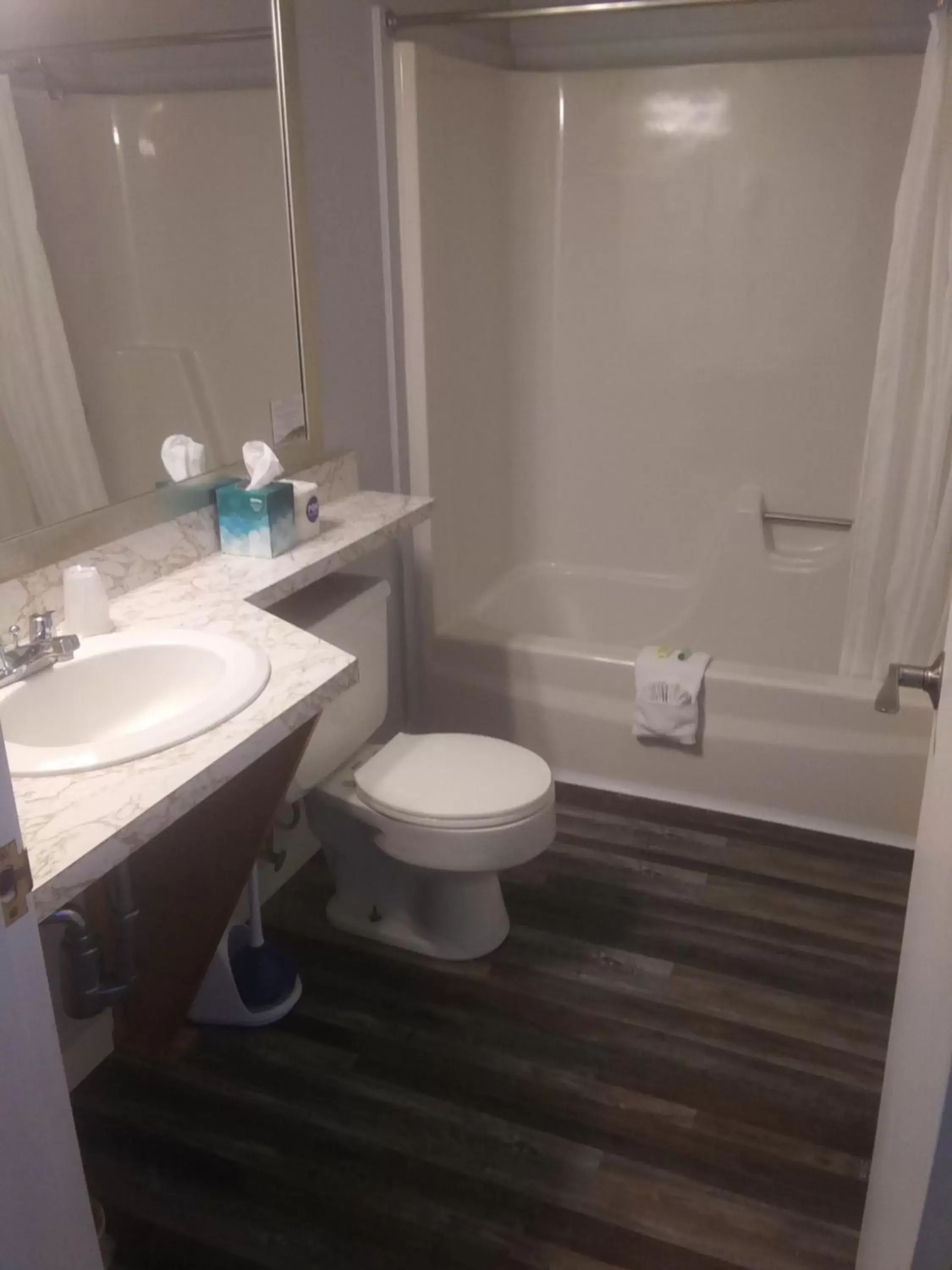 Queen Room in The Eastland Motel Queen Room in The Eastland Motel