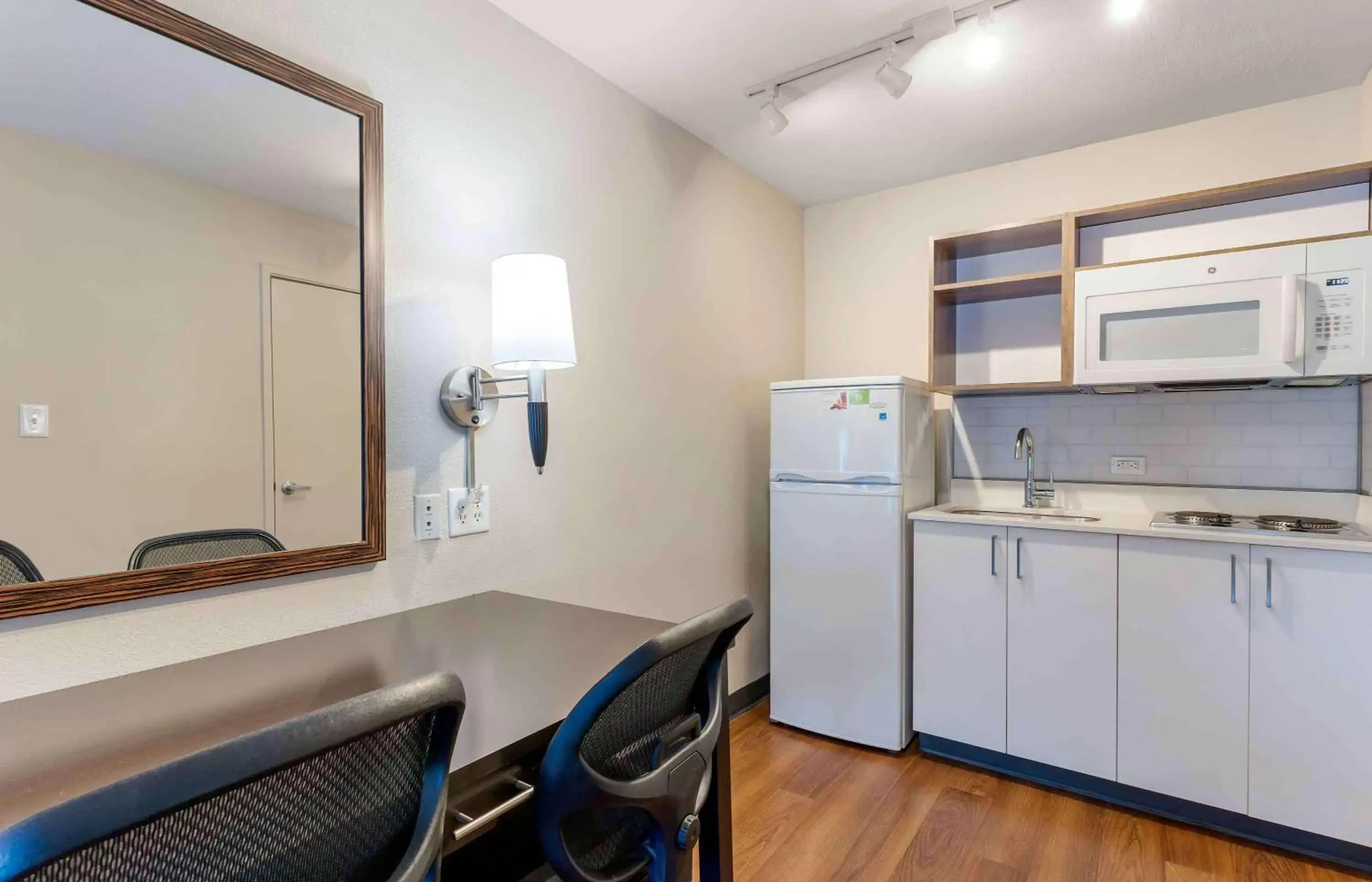 Bedroom, Kitchen/Kitchenette in Extended Stay America Suites - San Francisco - San Mateo - SFO