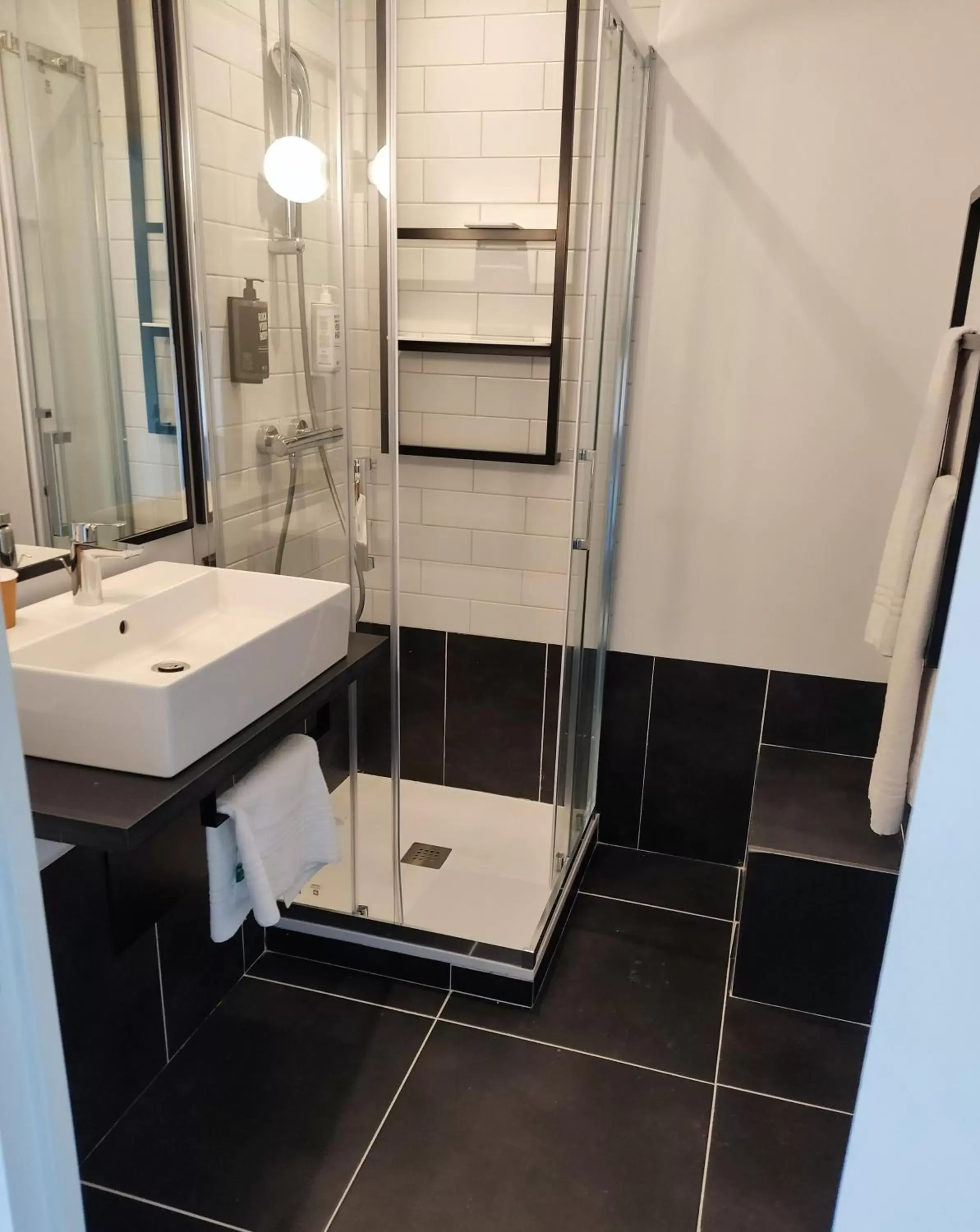 Bathroom in Ibis Brive Centre