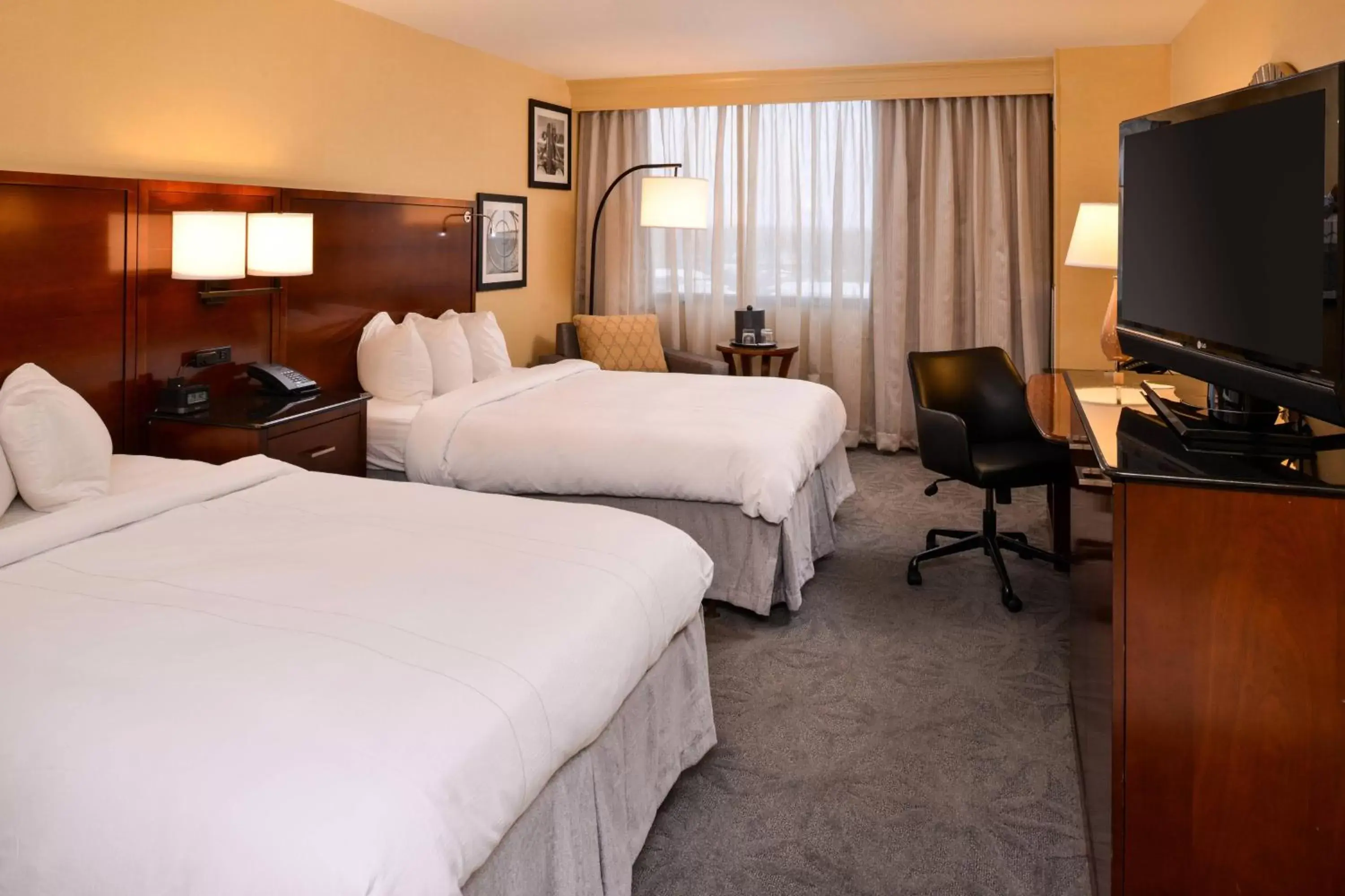 Photo of the whole room, Bed in Buffalo Marriott Niagara