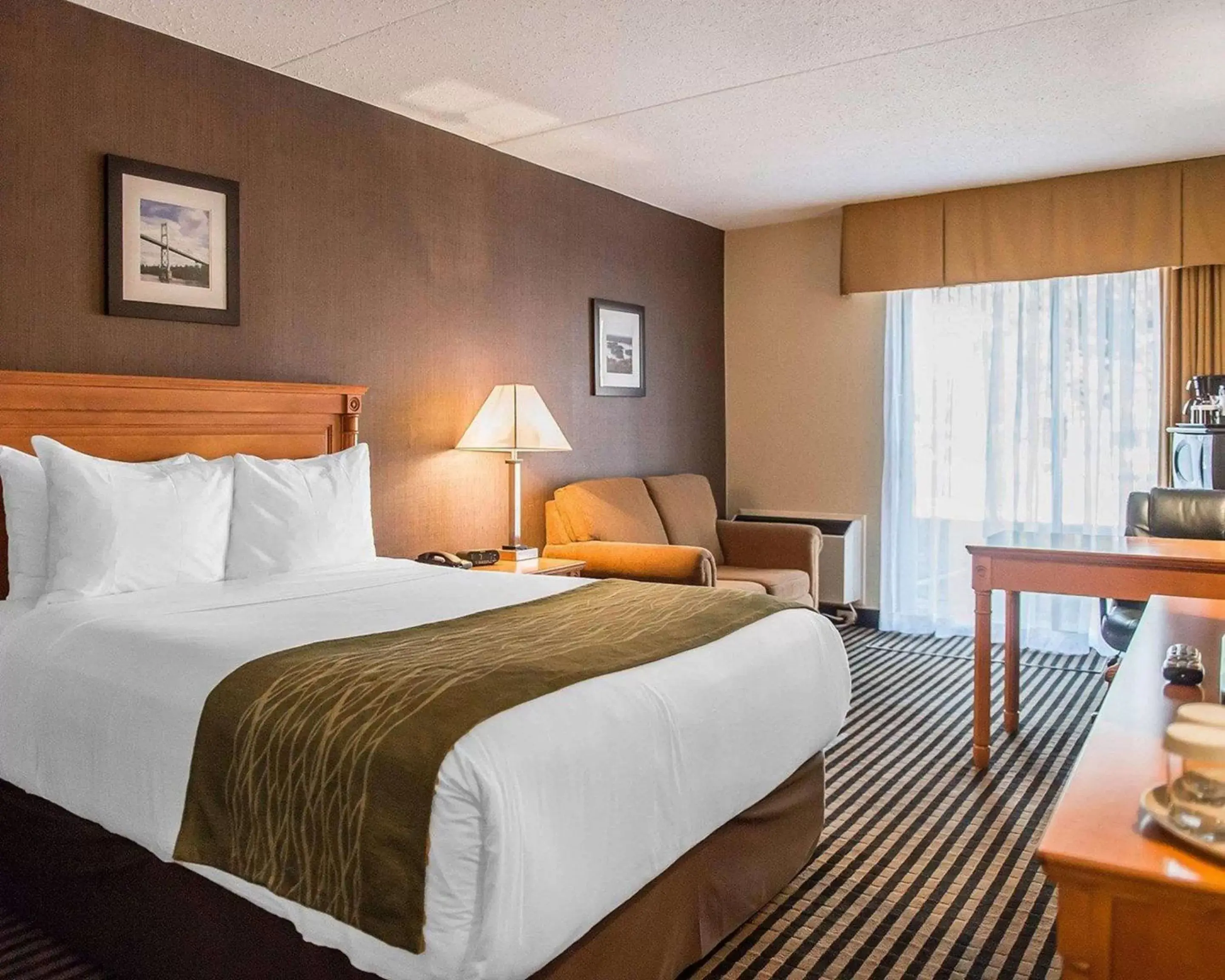 Photo of the whole room, Bed in Comfort Inn Brockville