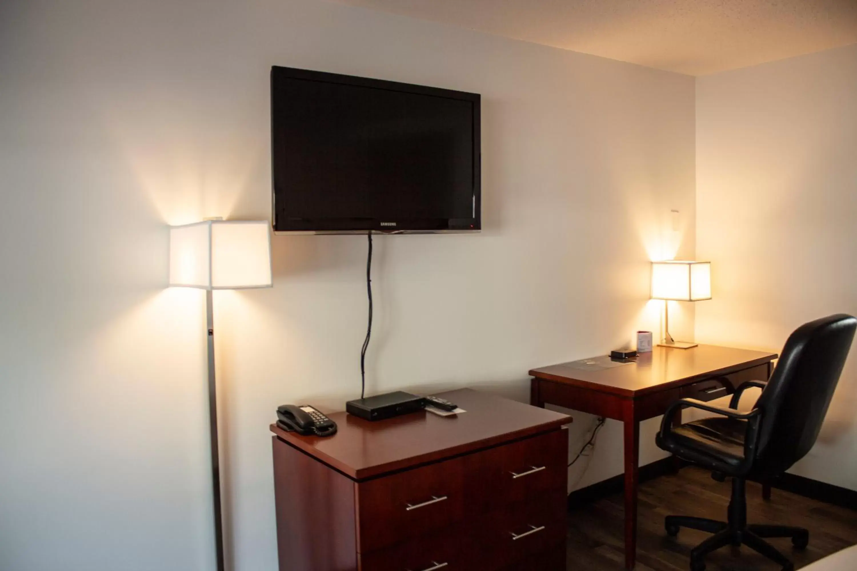TV and multimedia, TV/Entertainment Center in Hotel Penticton, Ascend Hotel Collection