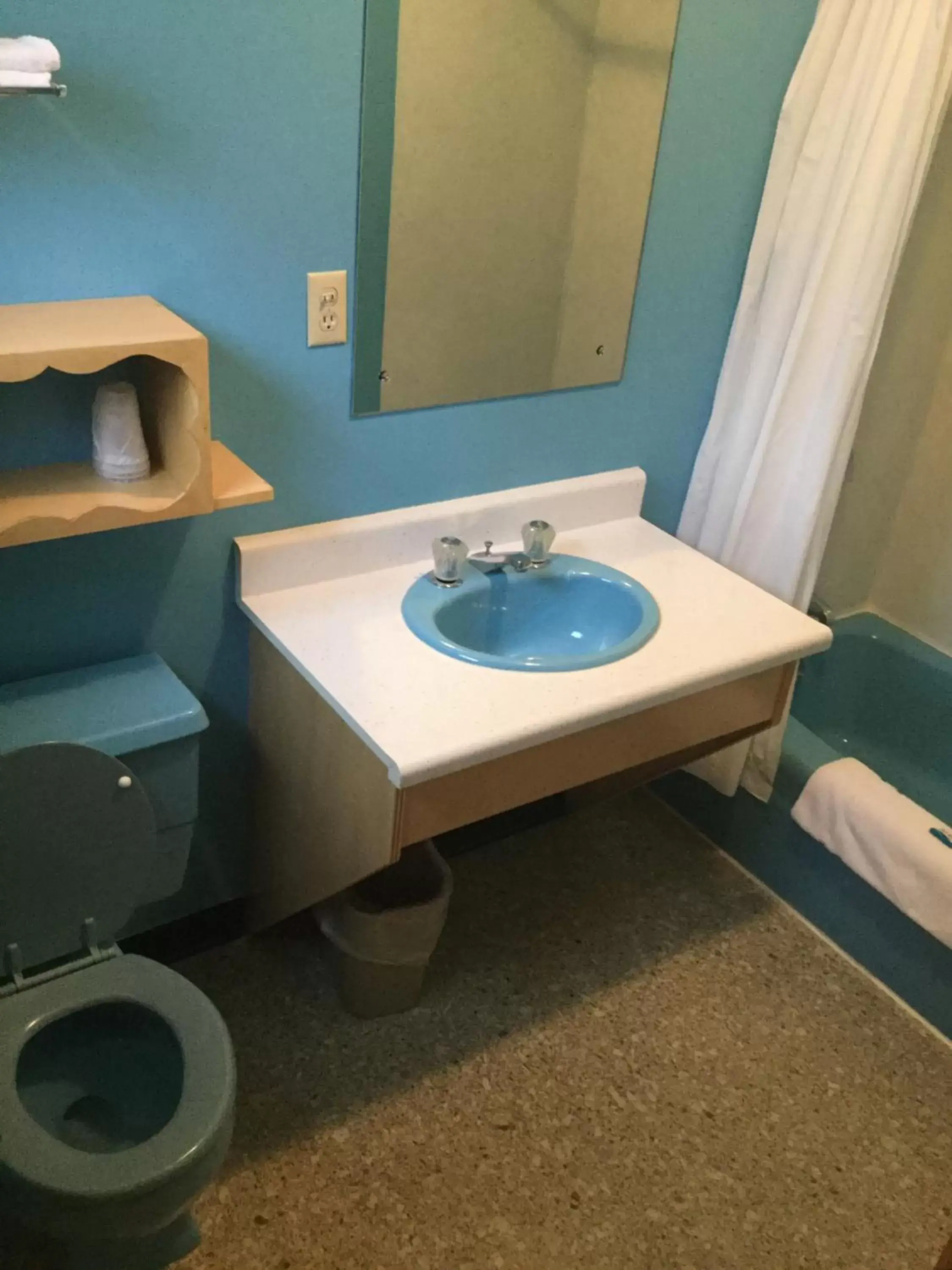 Toilet, Bathroom in Cedars Motel
