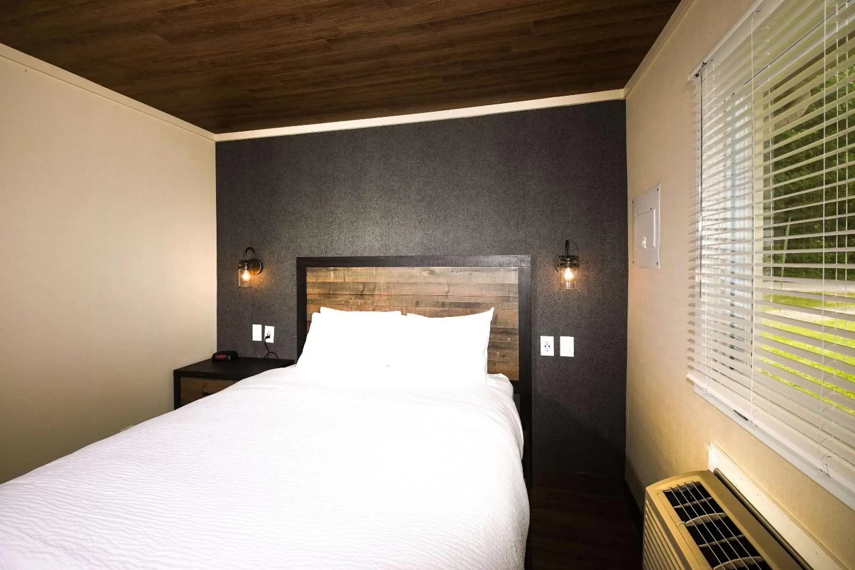 Bedroom, Bed in Bayview Wildwood Resort, Ascend Hotel Collection