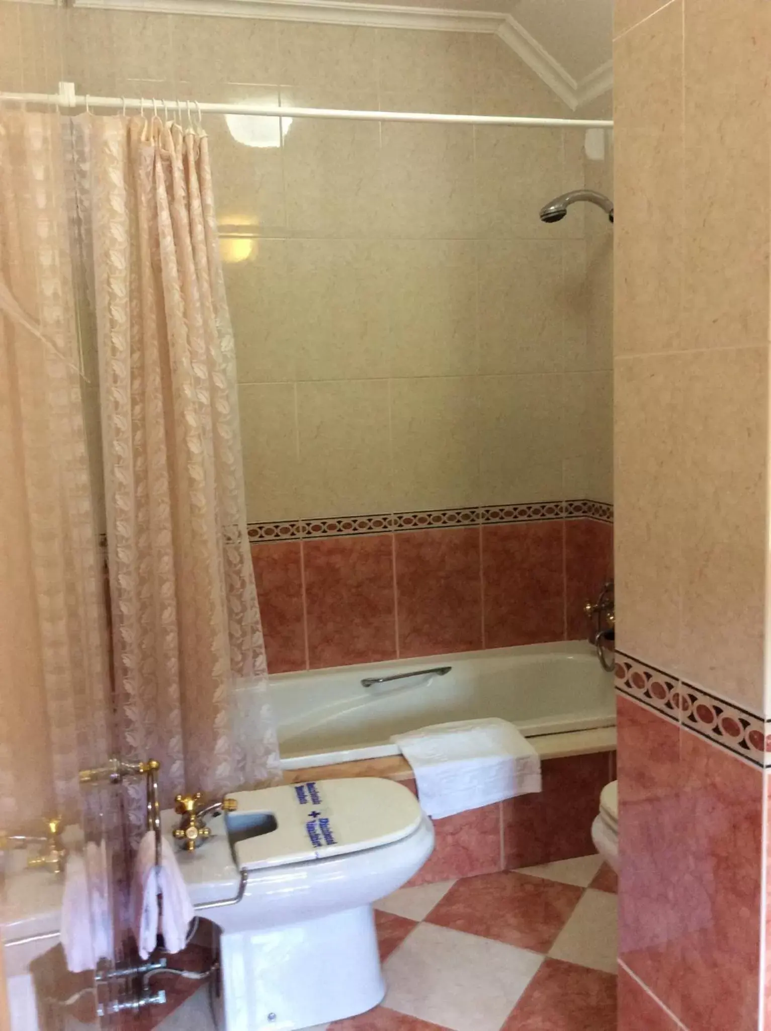 Shower, Bathroom in Hotel O Castelo