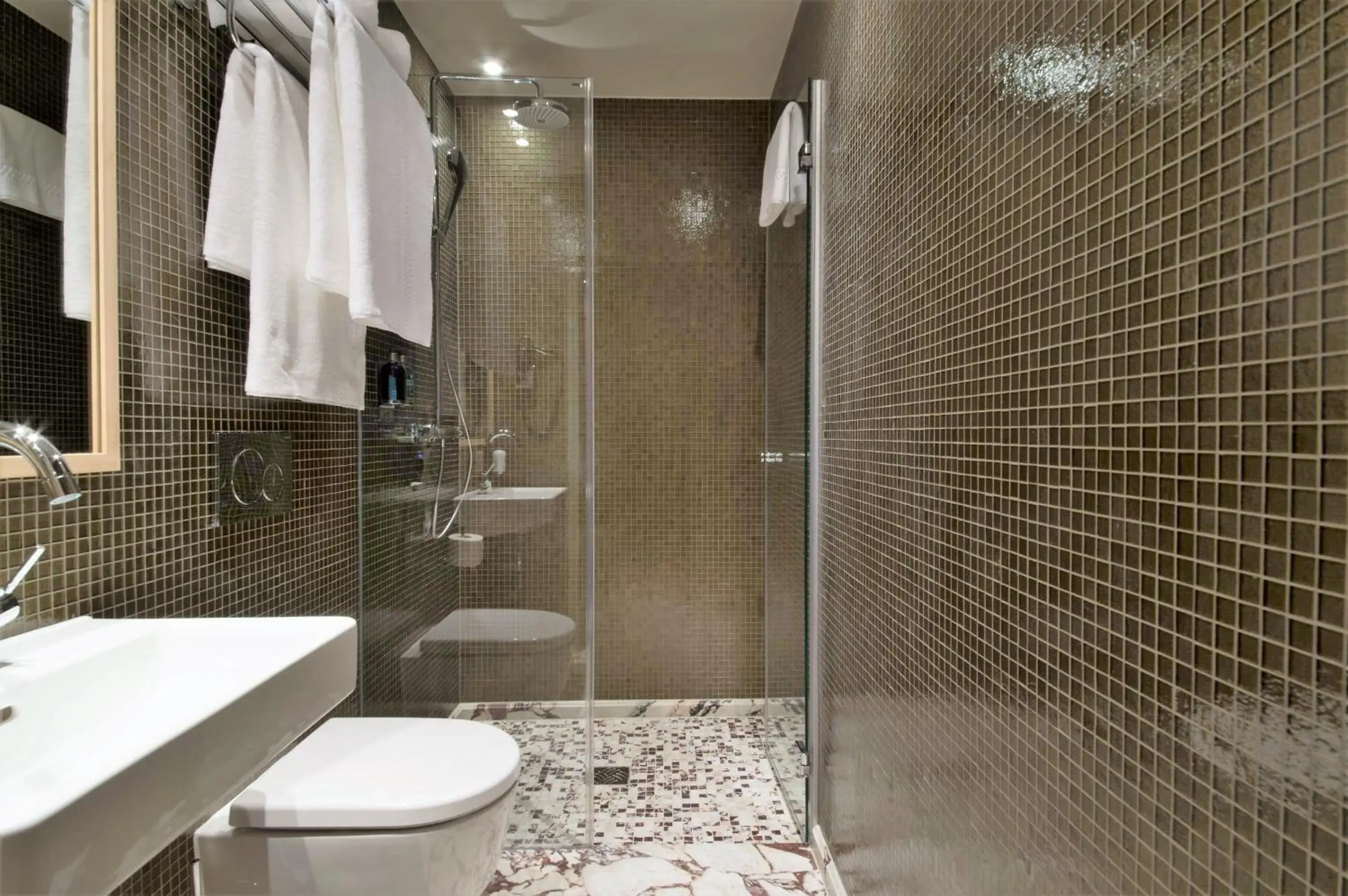 Photo of the whole room, Bathroom in Mimi's Hotel Soho