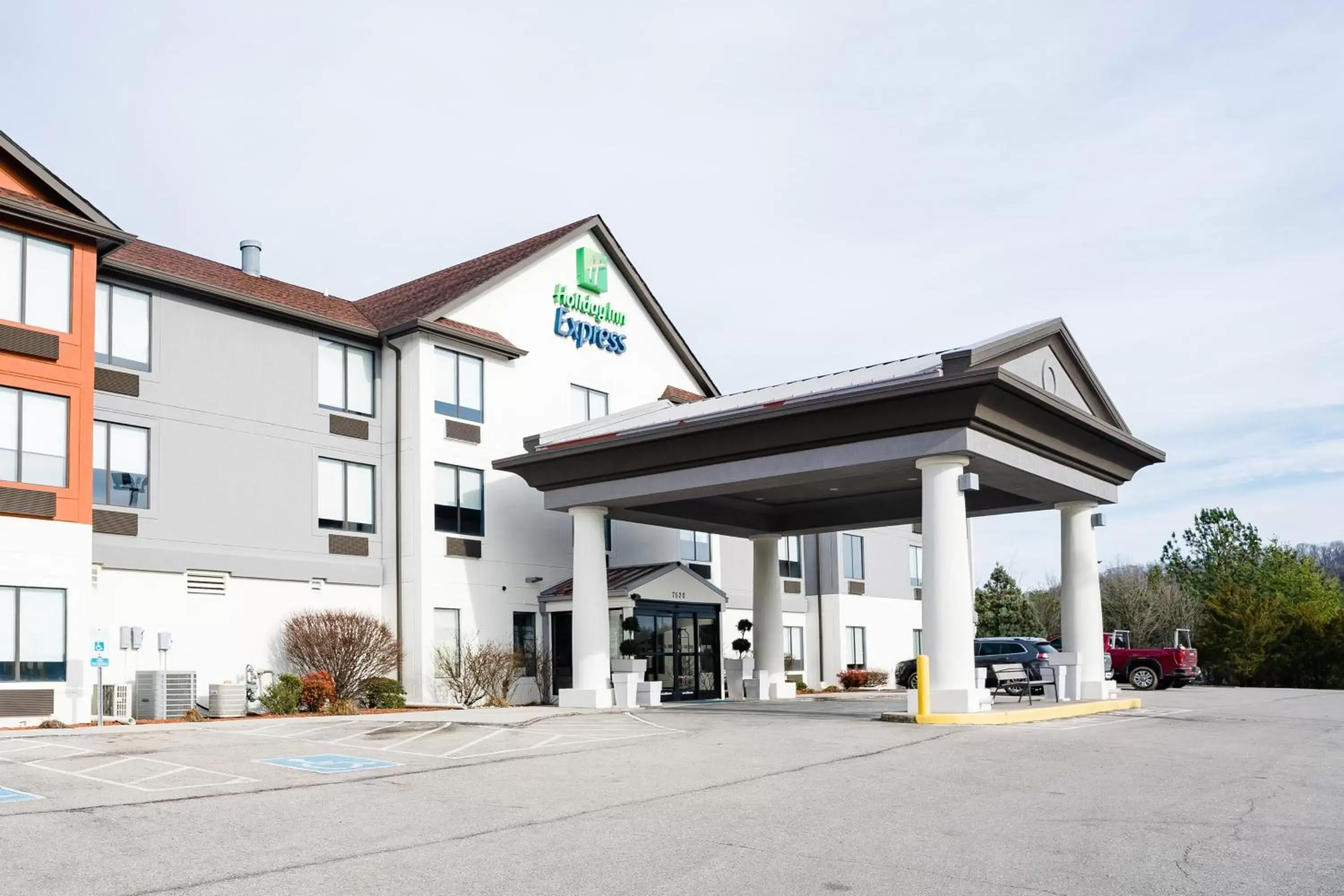 Property Building in Holiday Inn Express Hotel & Suites Knoxville-North-I-75 Exit 112, an IHG Hotel