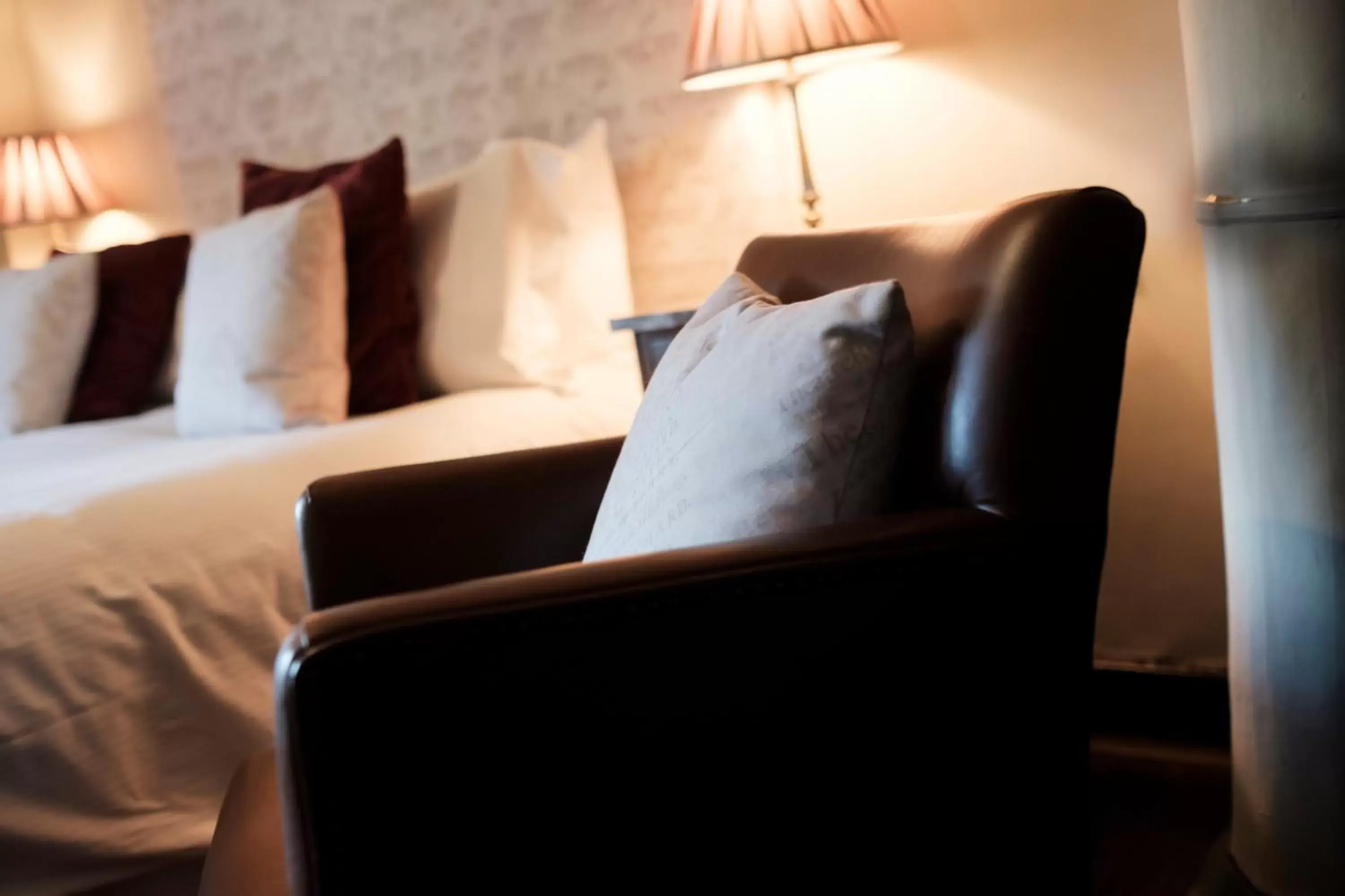 Seating area, Bed in The White Swan Hotel