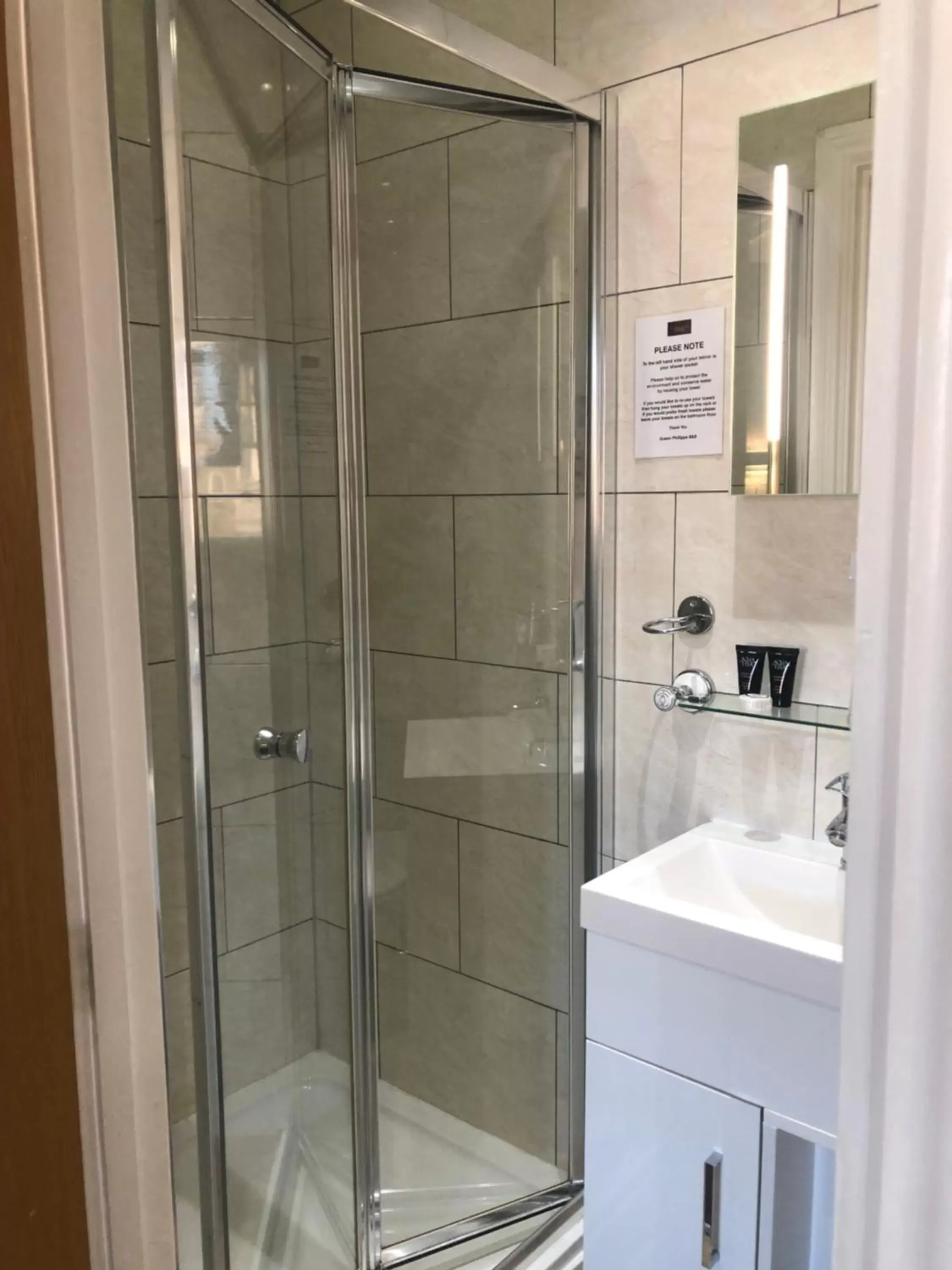 Shower, Bathroom in Queen Phillippa