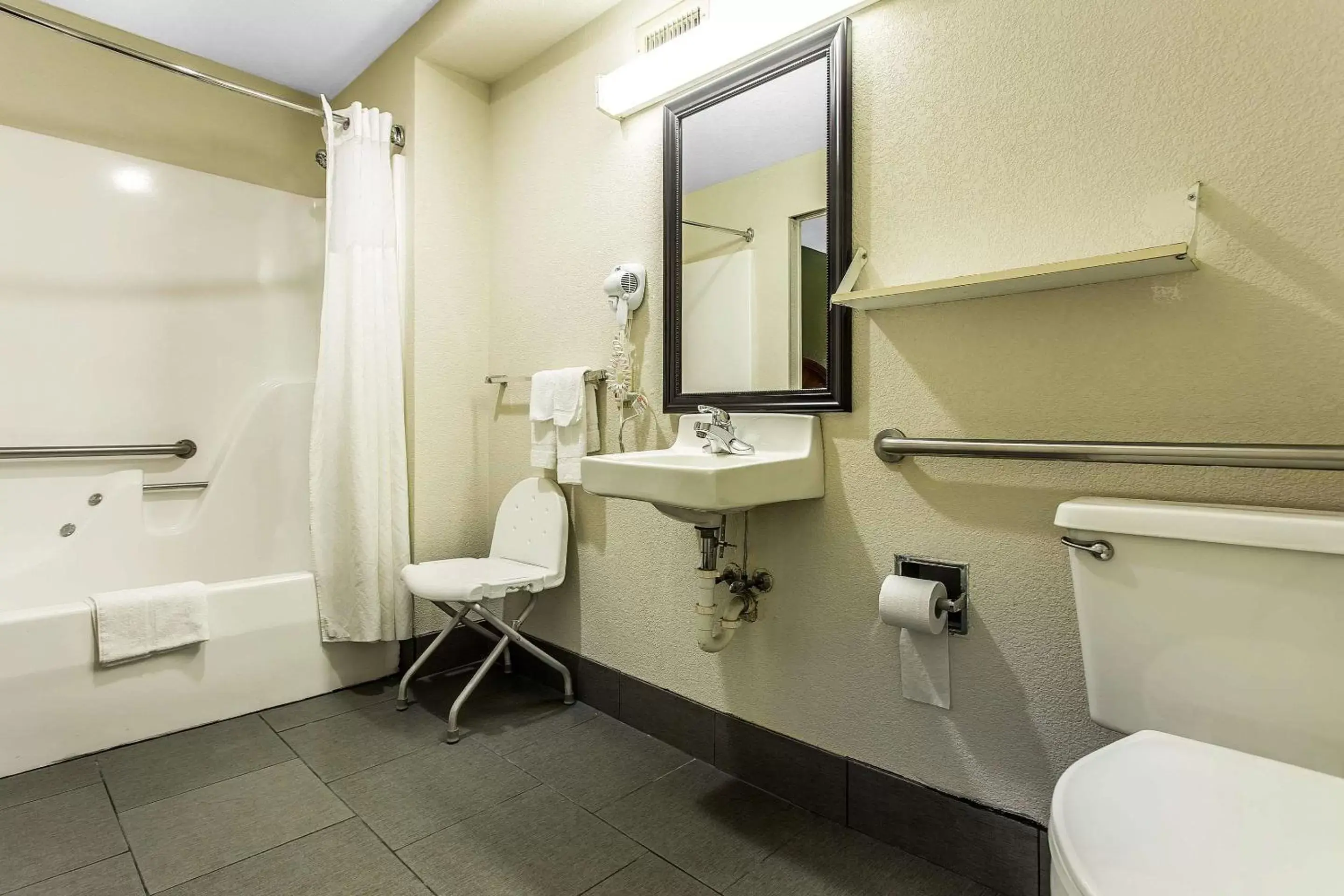 Bathroom in Quality Inn & Suites Orangeburg