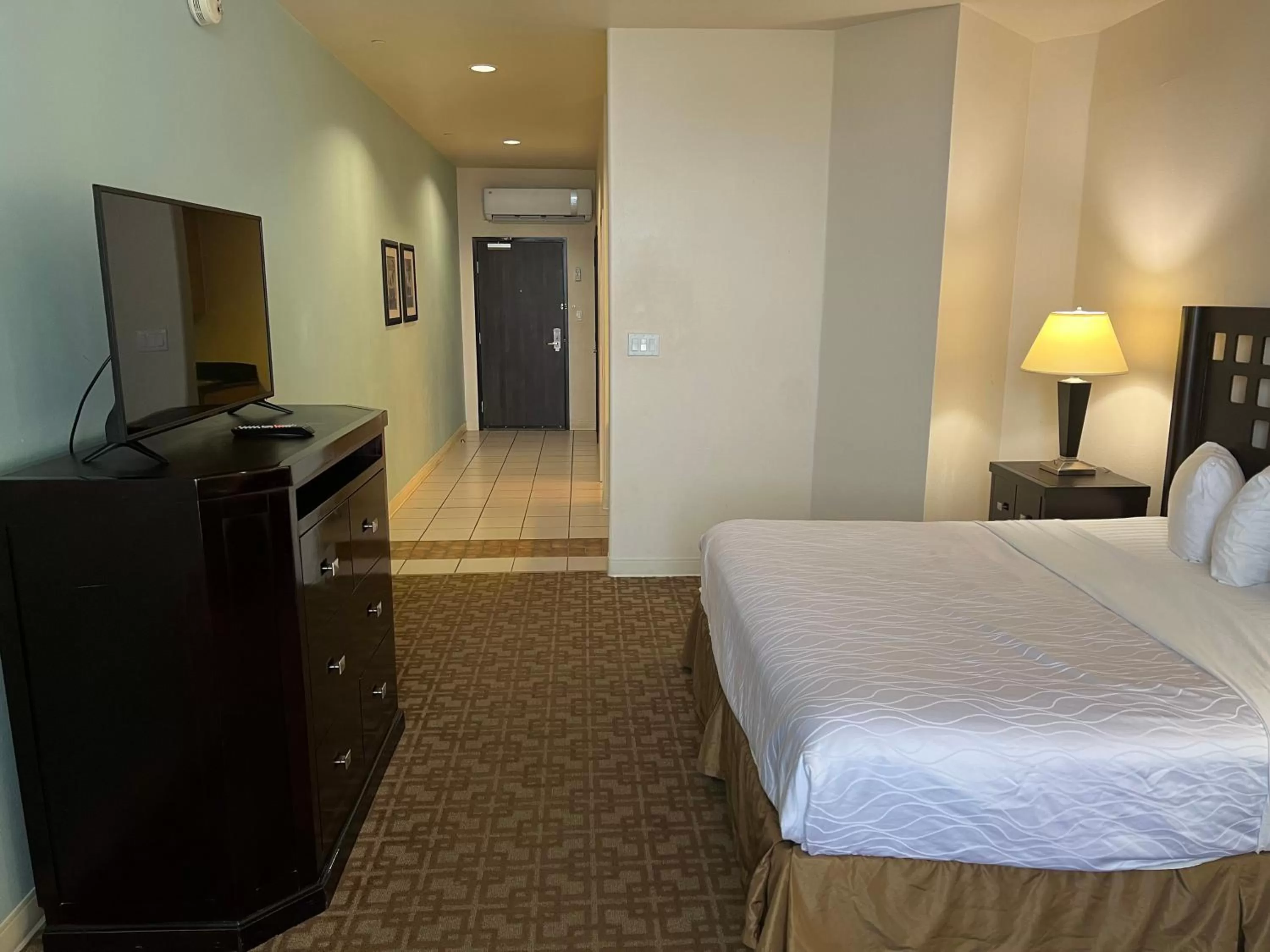 TV and multimedia, Bed in Sunchase Inn & Suites