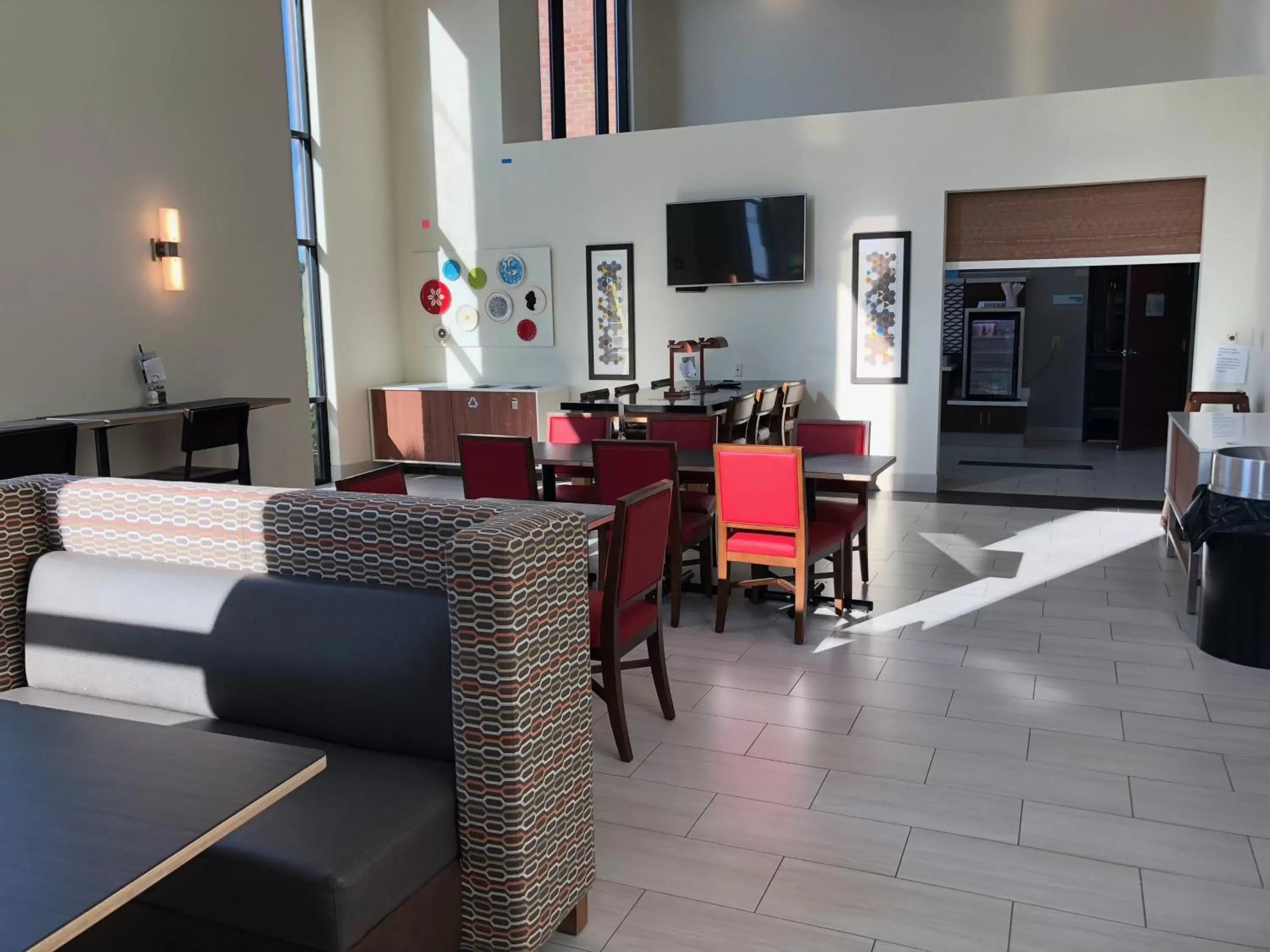 Restaurant/Places to Eat in Holiday Inn Express Hotel & Suites Franklin, an IHG Hotel