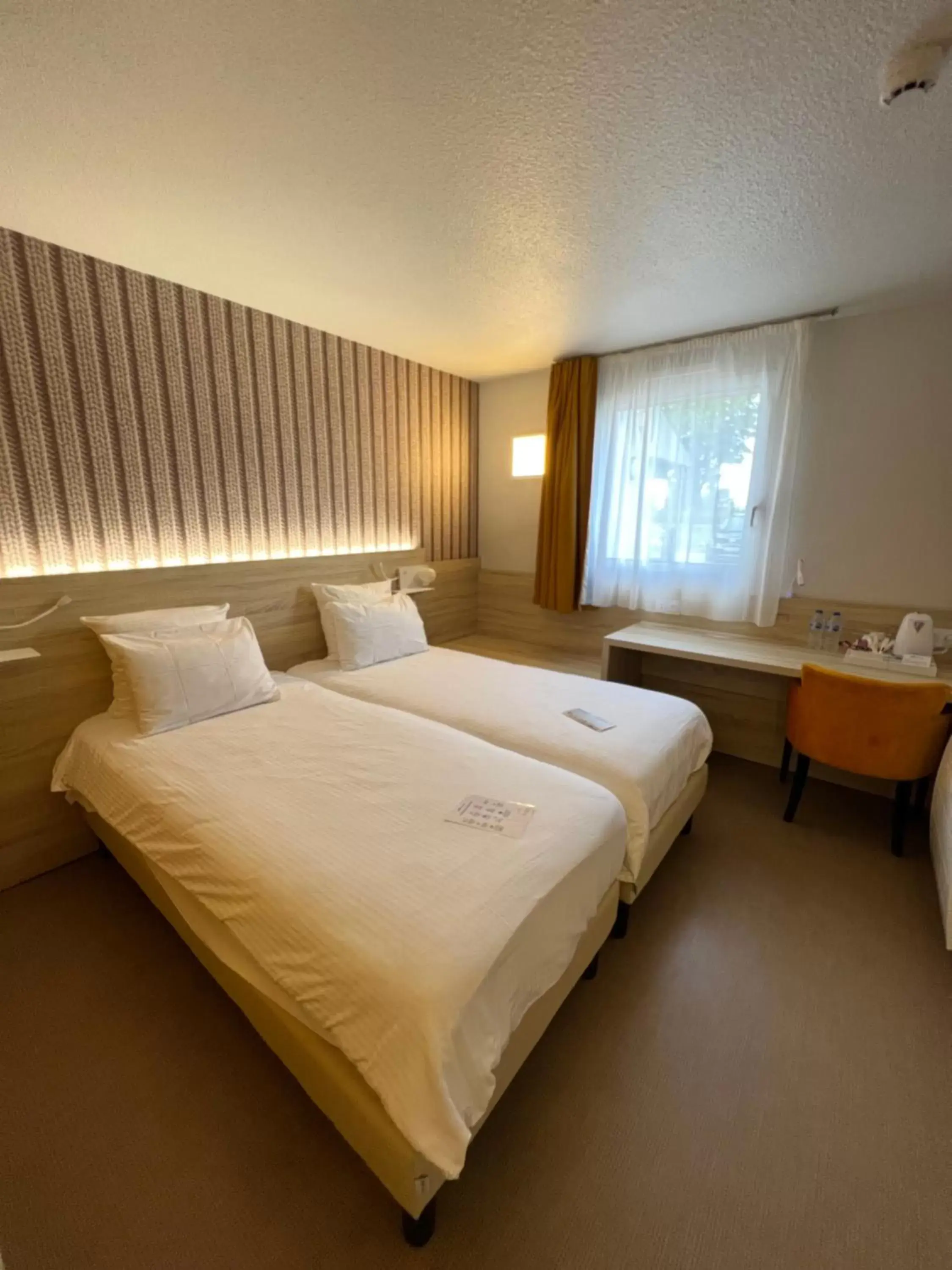 Bed in Brit Hotel Landivisiau