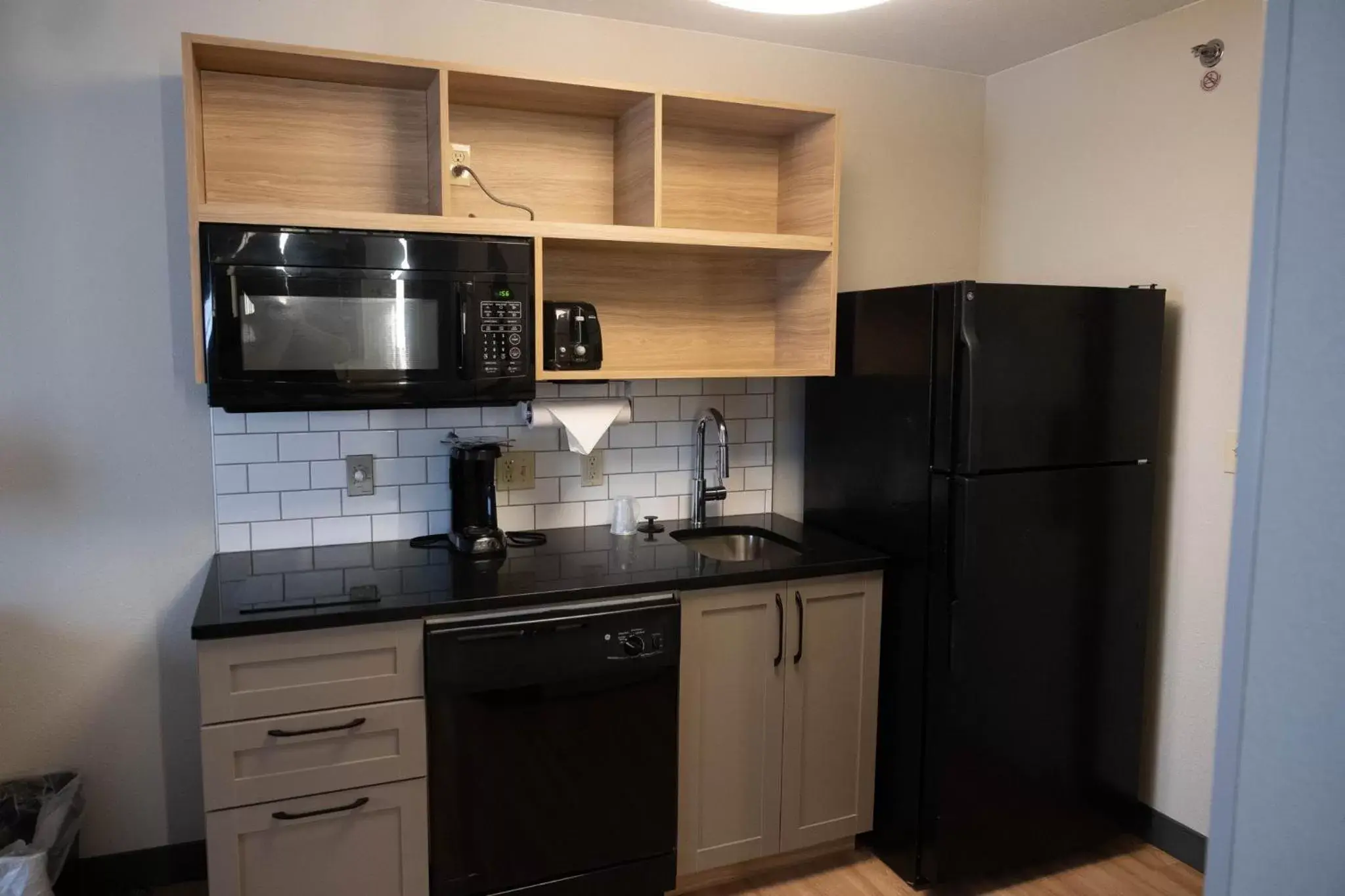 Photo of the whole room, Kitchen/Kitchenette in Candlewood Suites Sheridan, an IHG Hotel