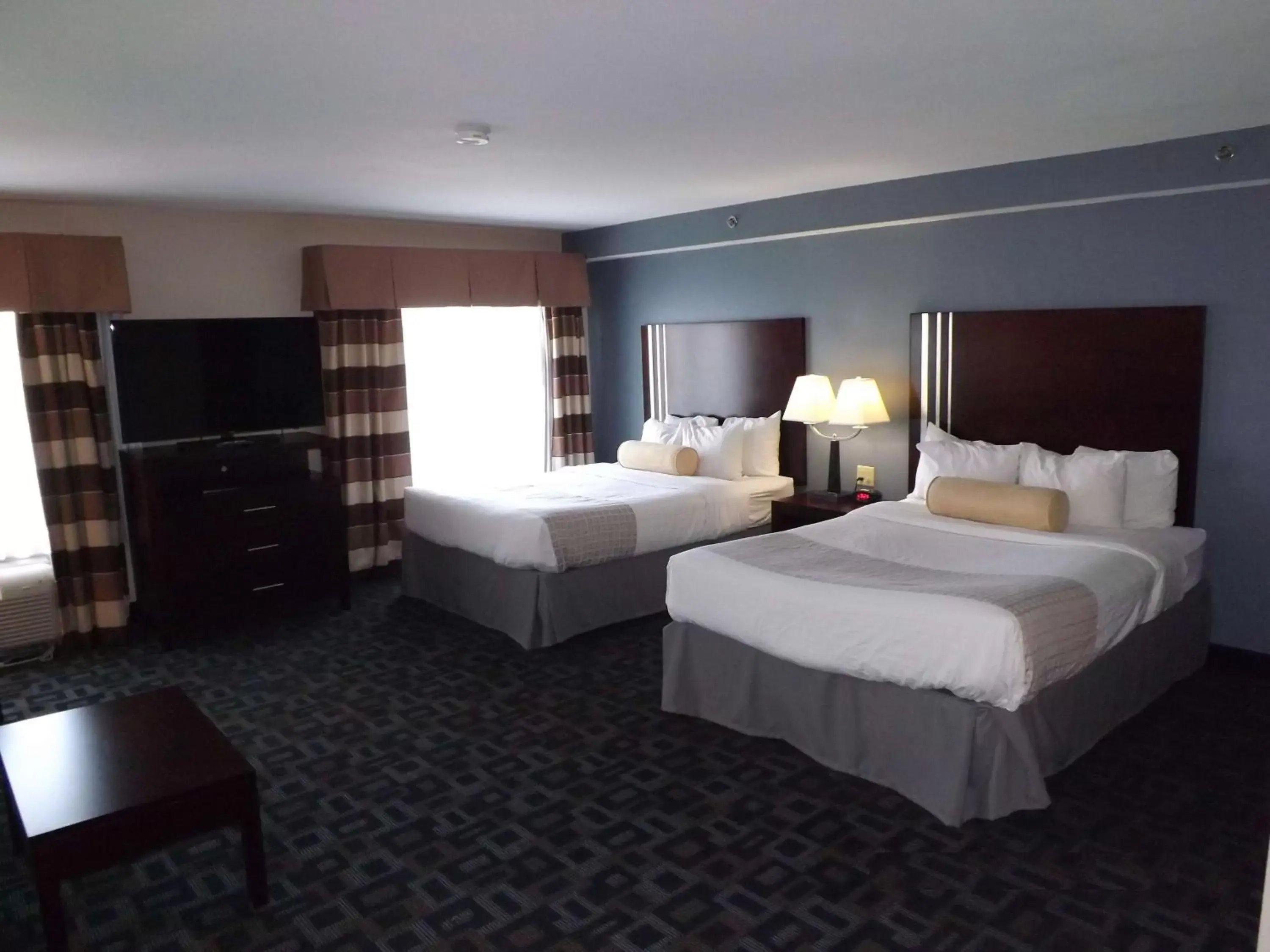 Photo of the whole room, Bed in Best Western Plus Kalamazoo Suites