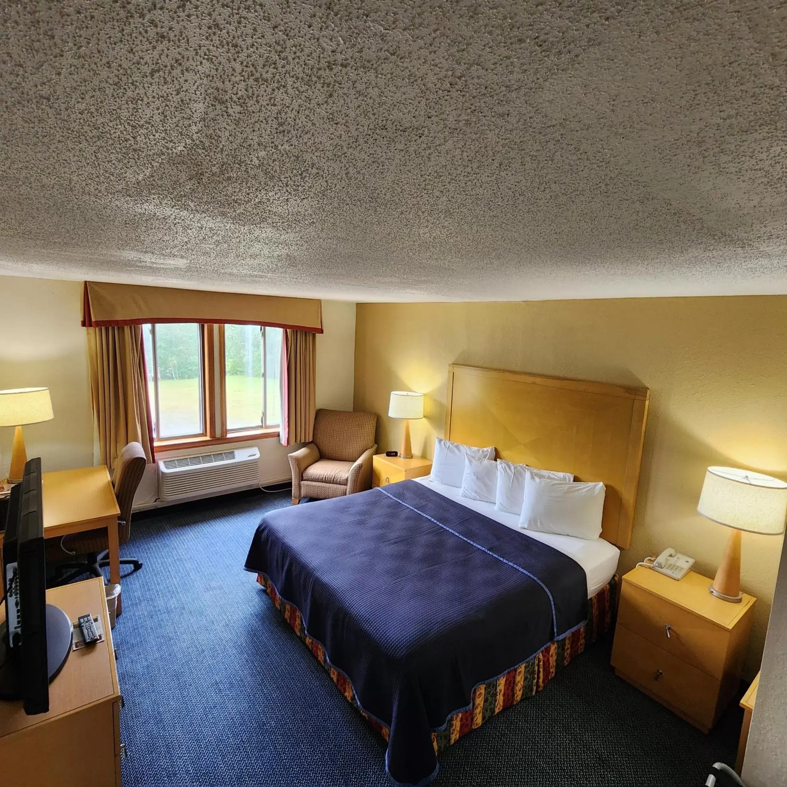 Bed in Katahdin Inn & Suites