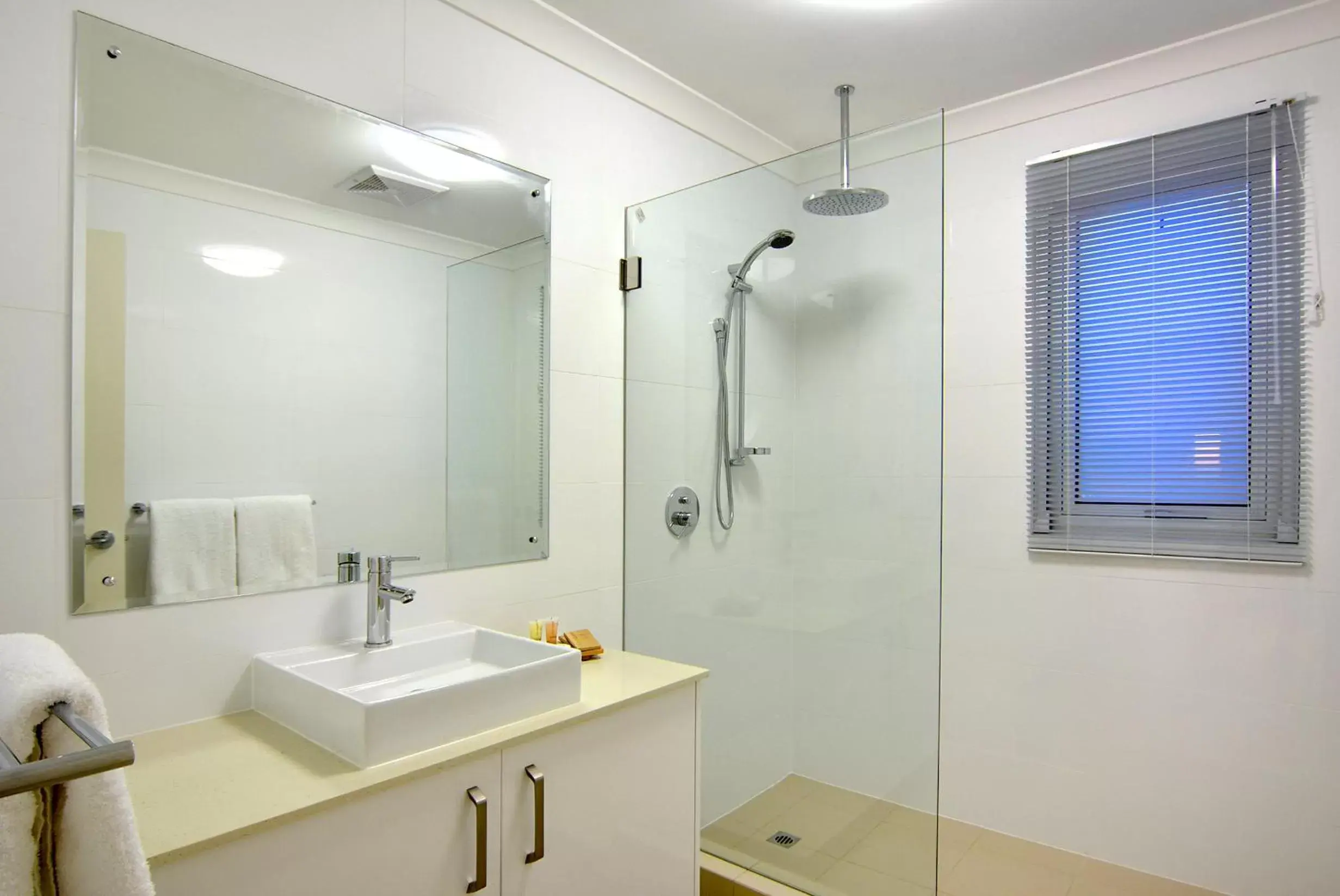 Bathroom in Bunbury Seaview Apartments