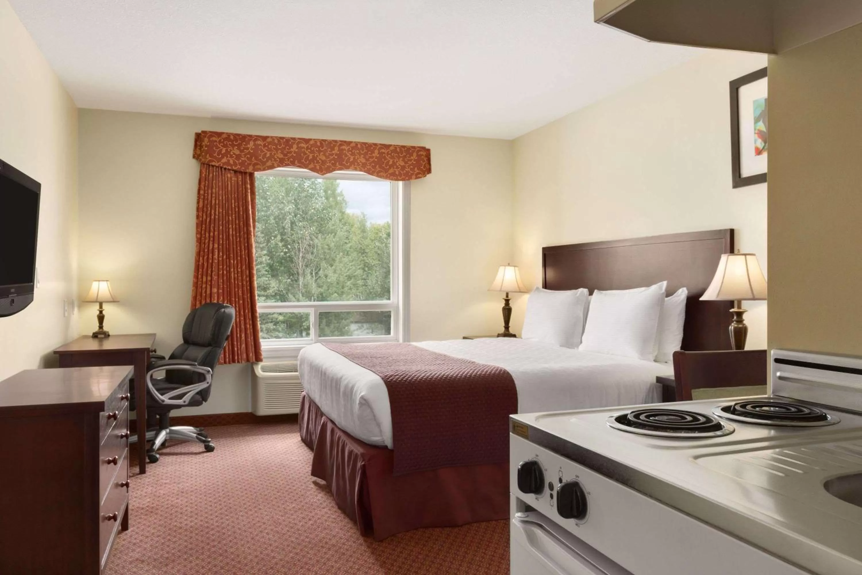 Photo of the whole room, Bed in Days Inn by Wyndham Chetwynd