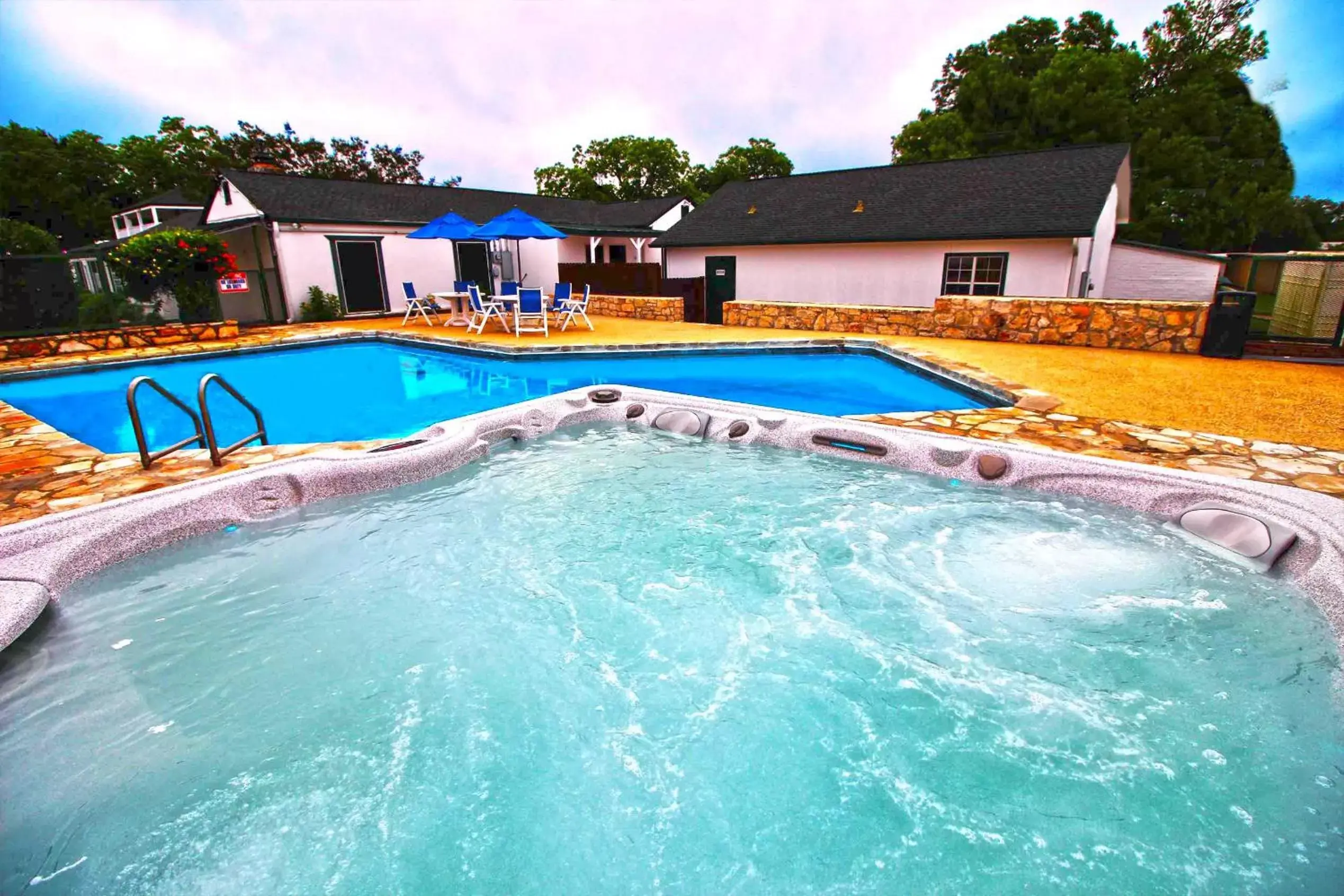 Hot Tub, Swimming Pool in Peach Tree Inn & Suites