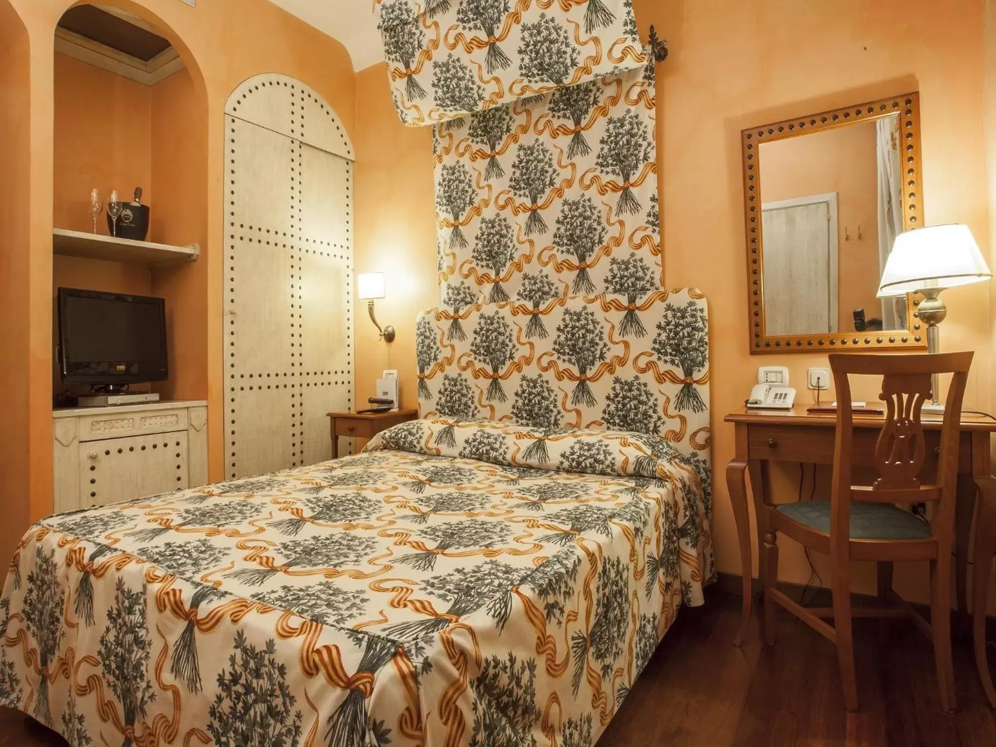 Bedroom, Bed in Hotel Vecchio Borgo