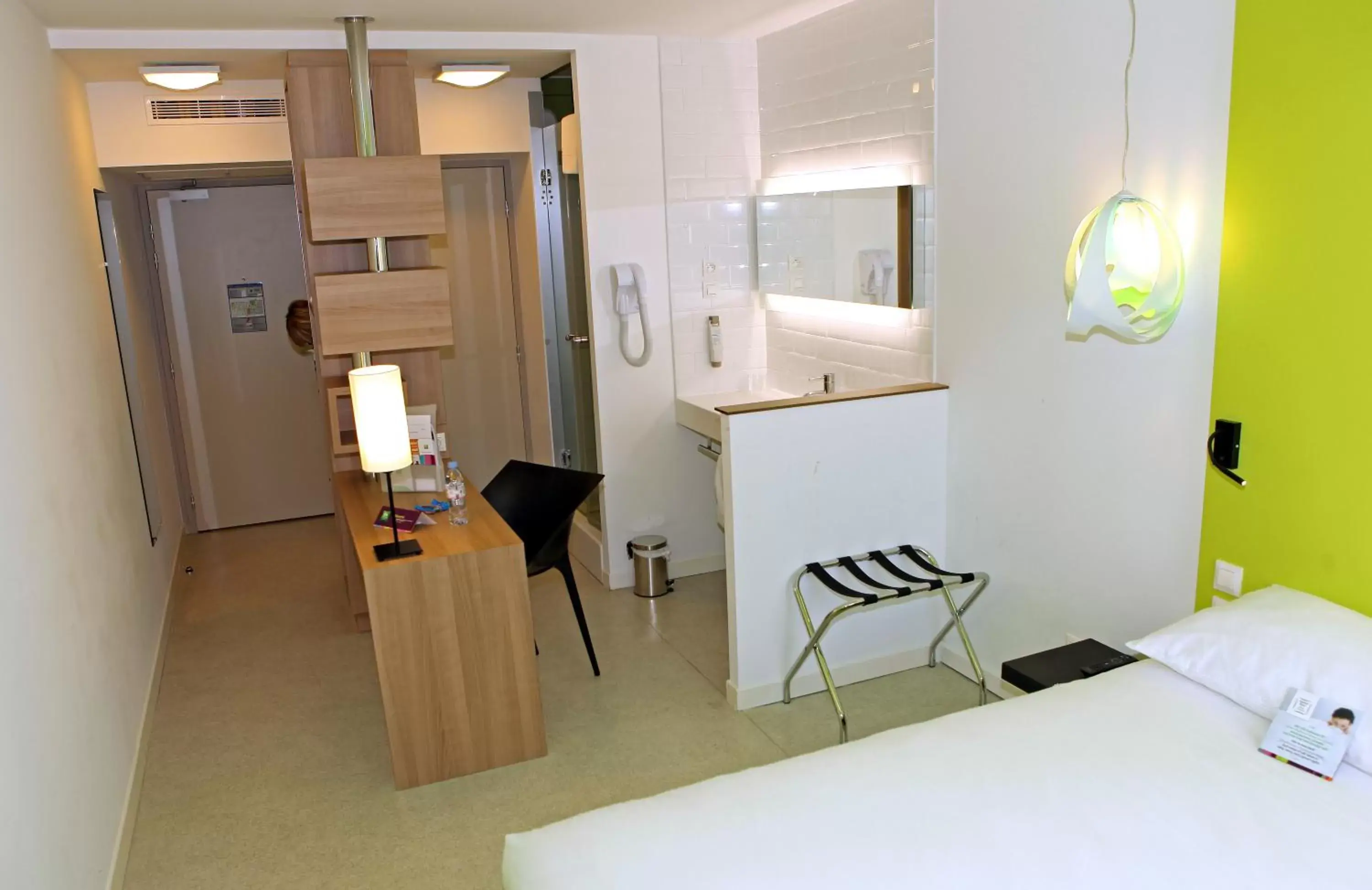 Photo of the whole room in ibis Styles Nimes Gare Centre