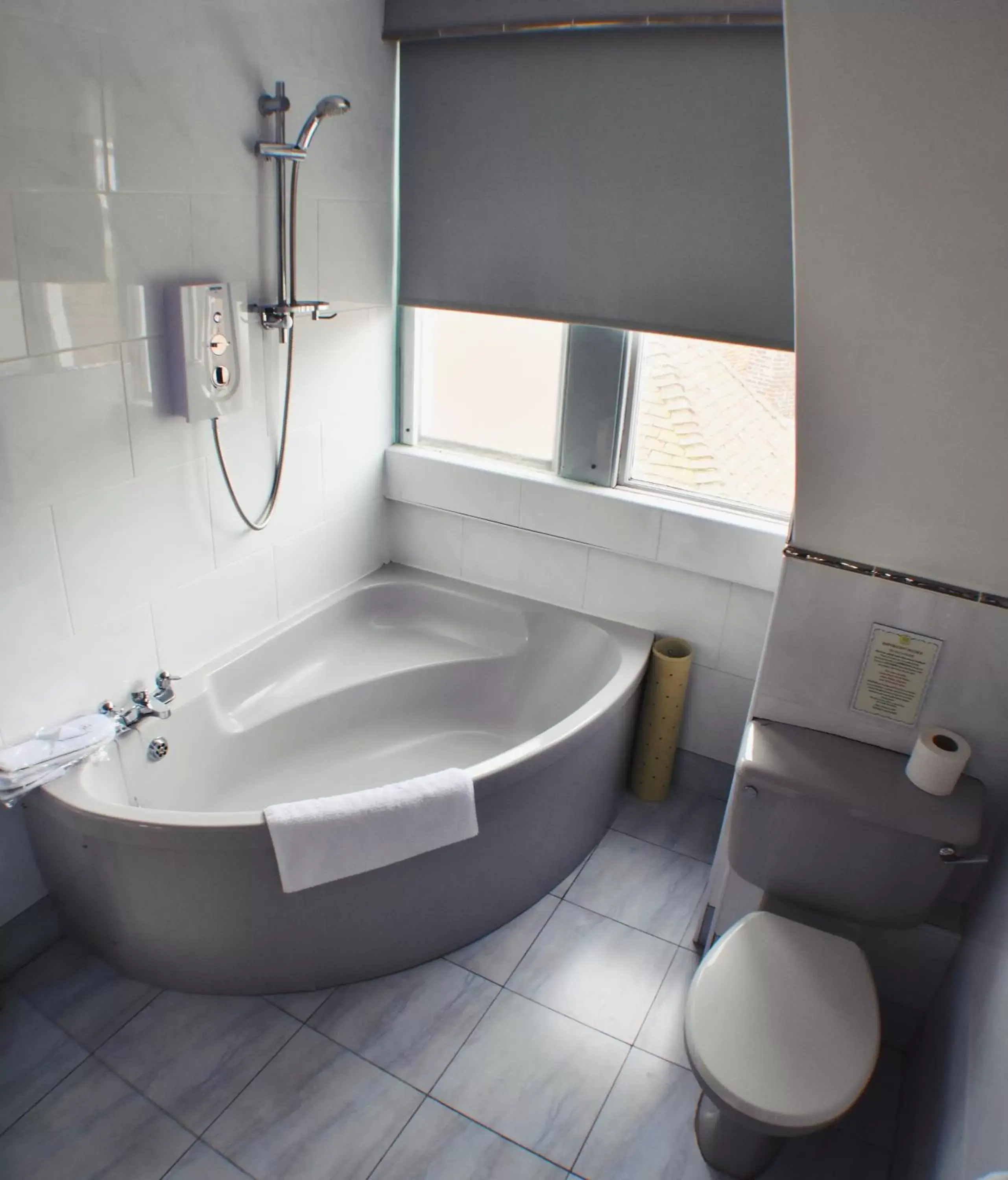 Hot Tub, Bathroom in The Lookout Rye