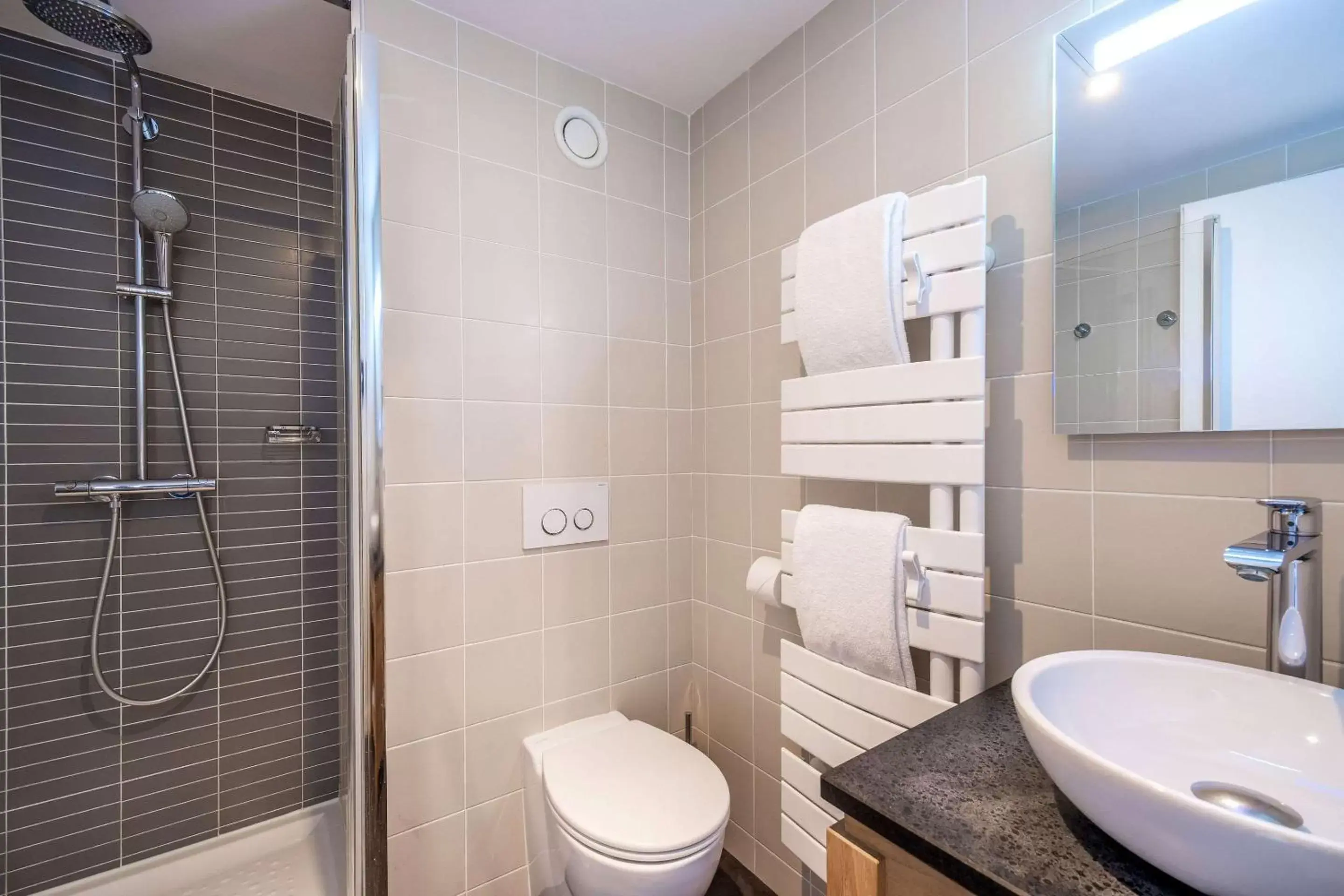 Bathroom in Les Flots - Hôtel et Restaurant face à l'océan - Châtelaillon-Plage