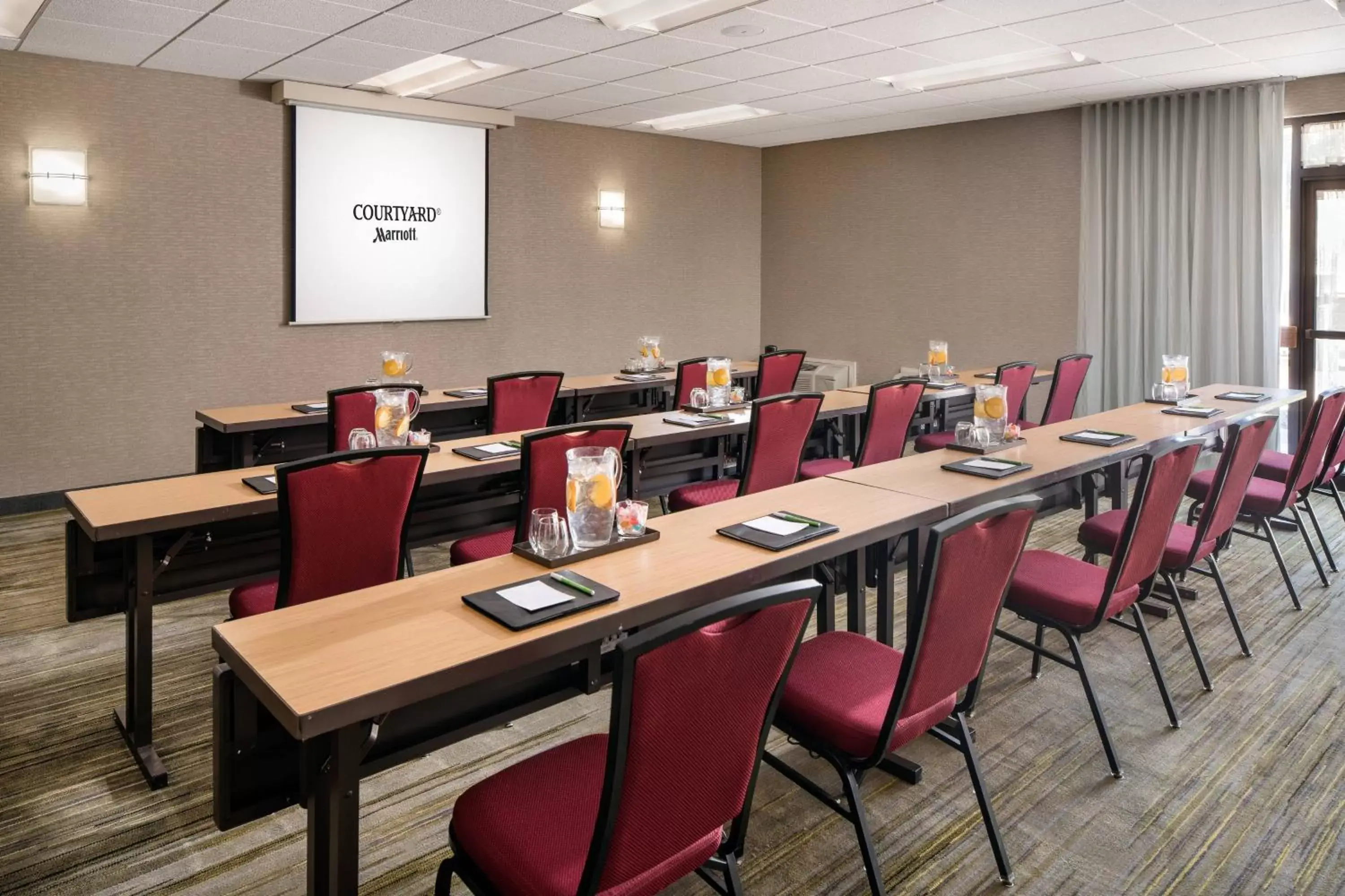 Meeting/conference room in Courtyard by Marriott Phoenix Airport