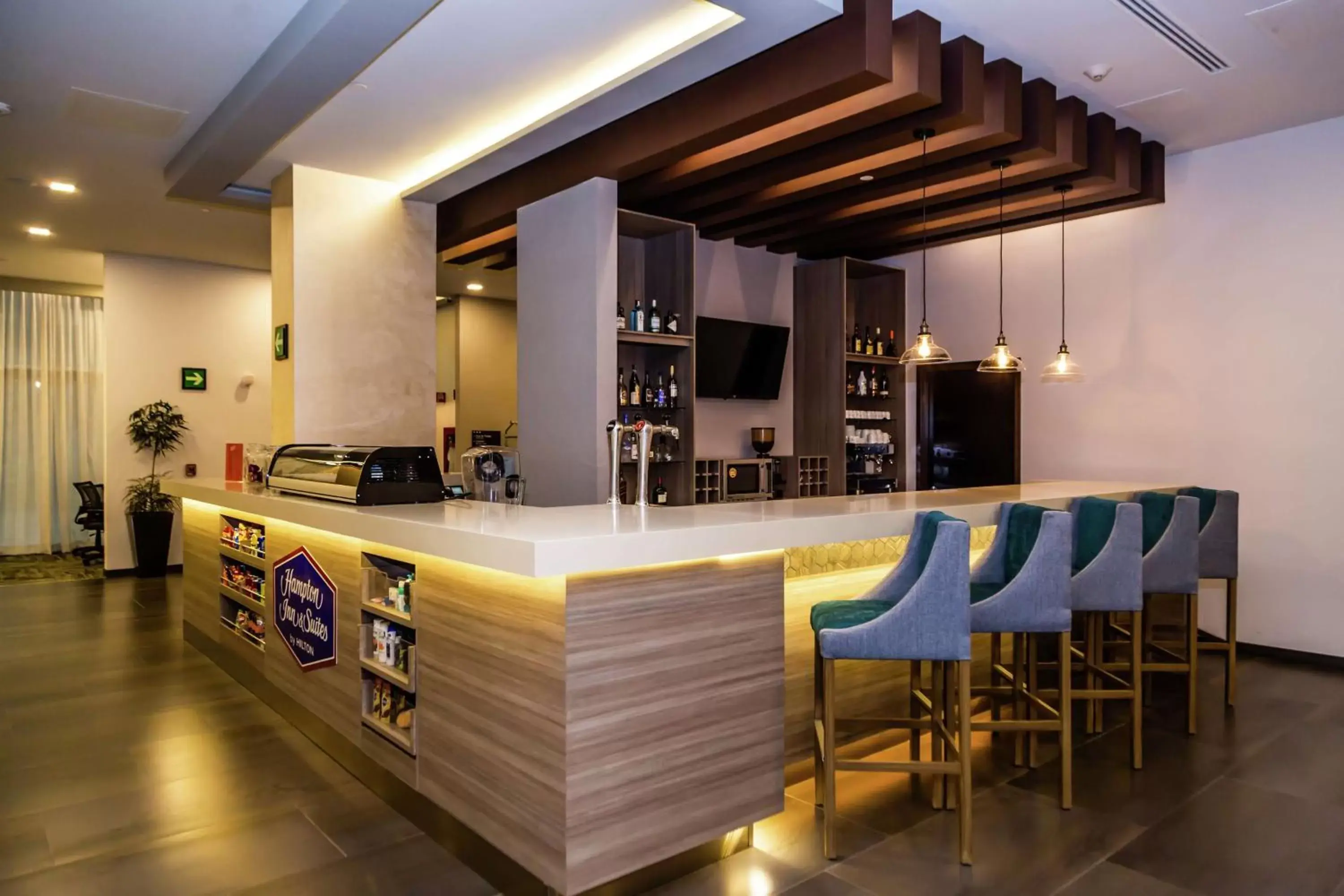 Lobby or reception, Lounge/Bar in Hampton Inn & Suites By Hilton Puebla