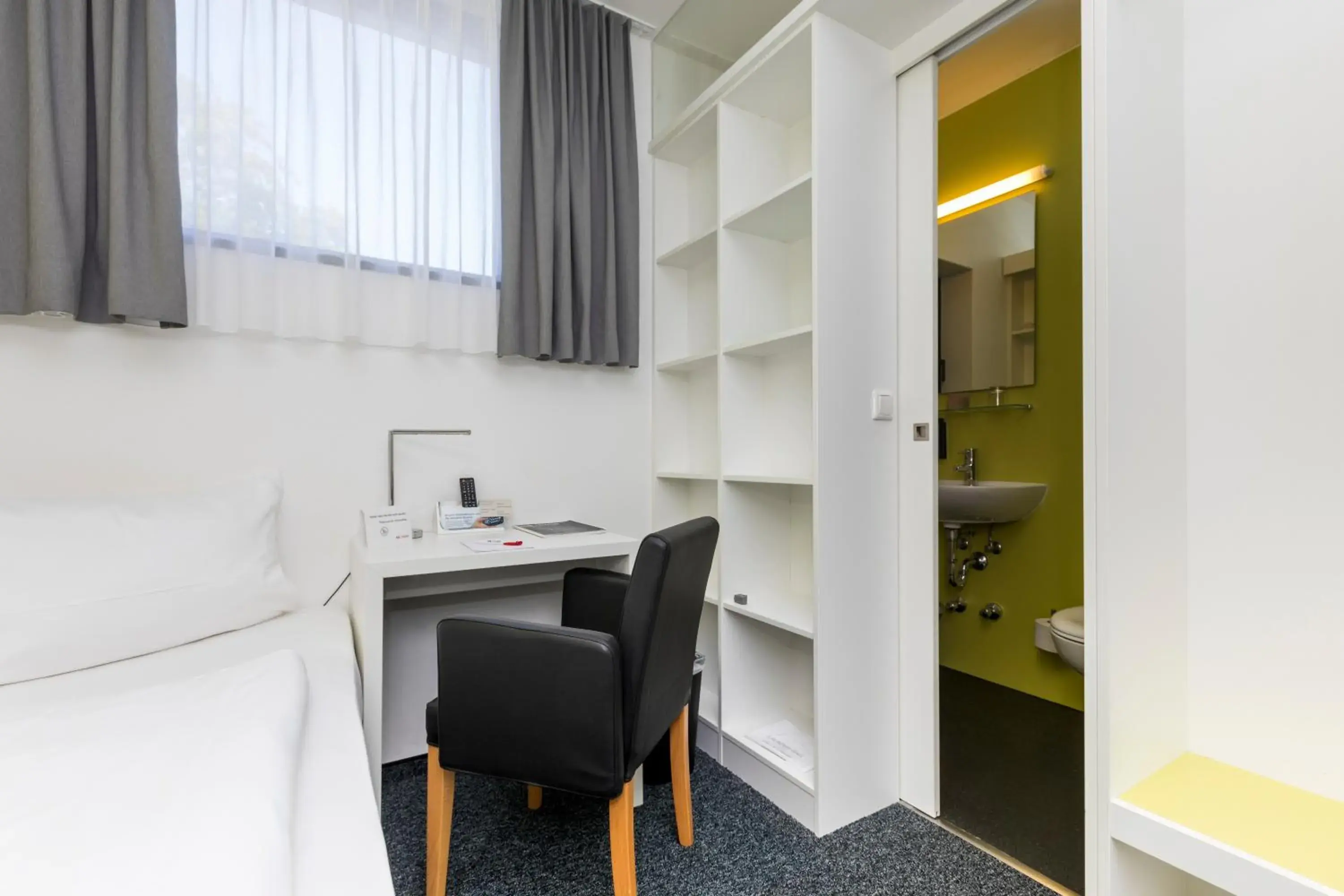 Photo of the whole room, Kitchen/Kitchenette in mk hotel eschborn