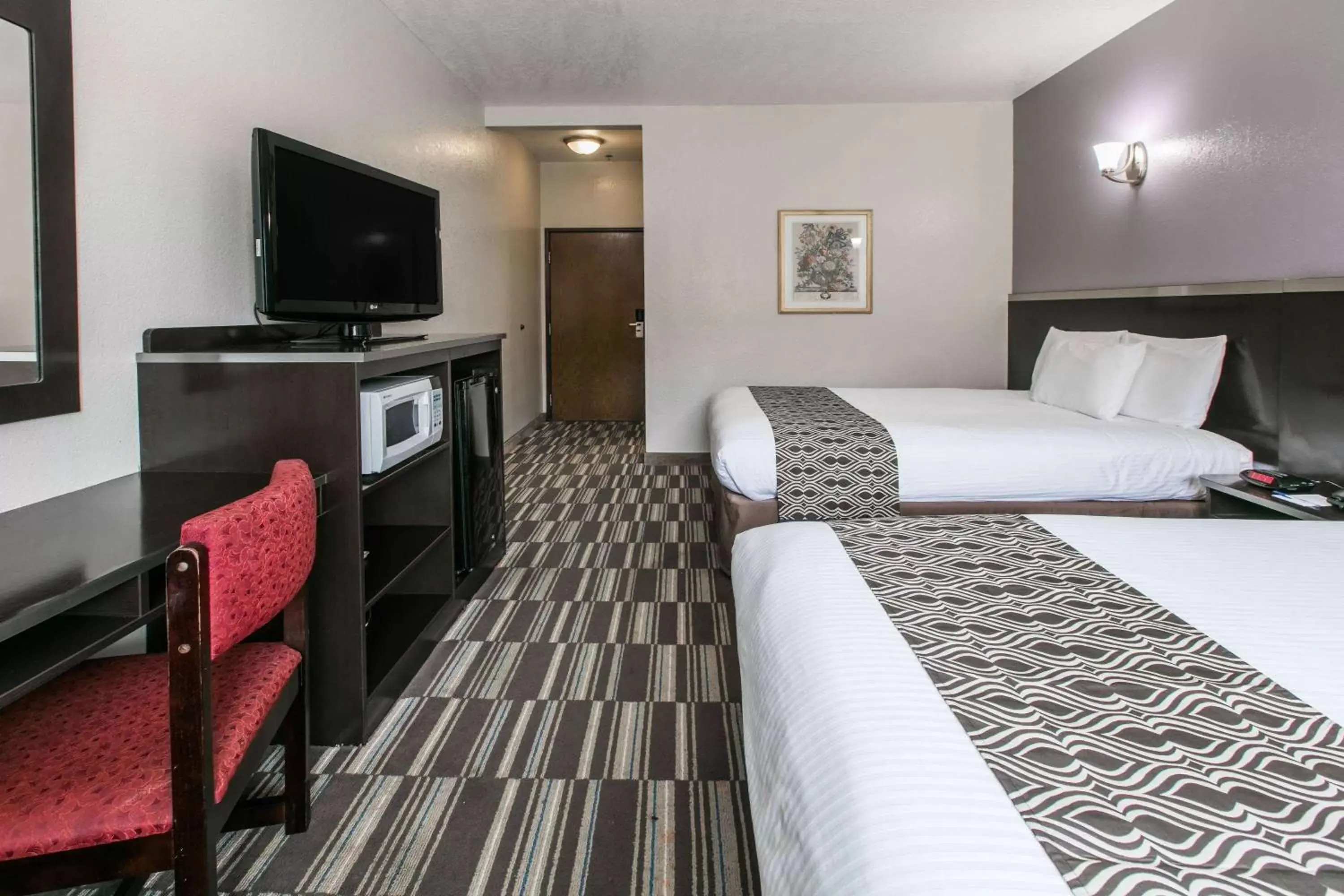 Photo of the whole room, Bed in Microtel Inn & Suites by Wyndham Oklahoma City Airport
