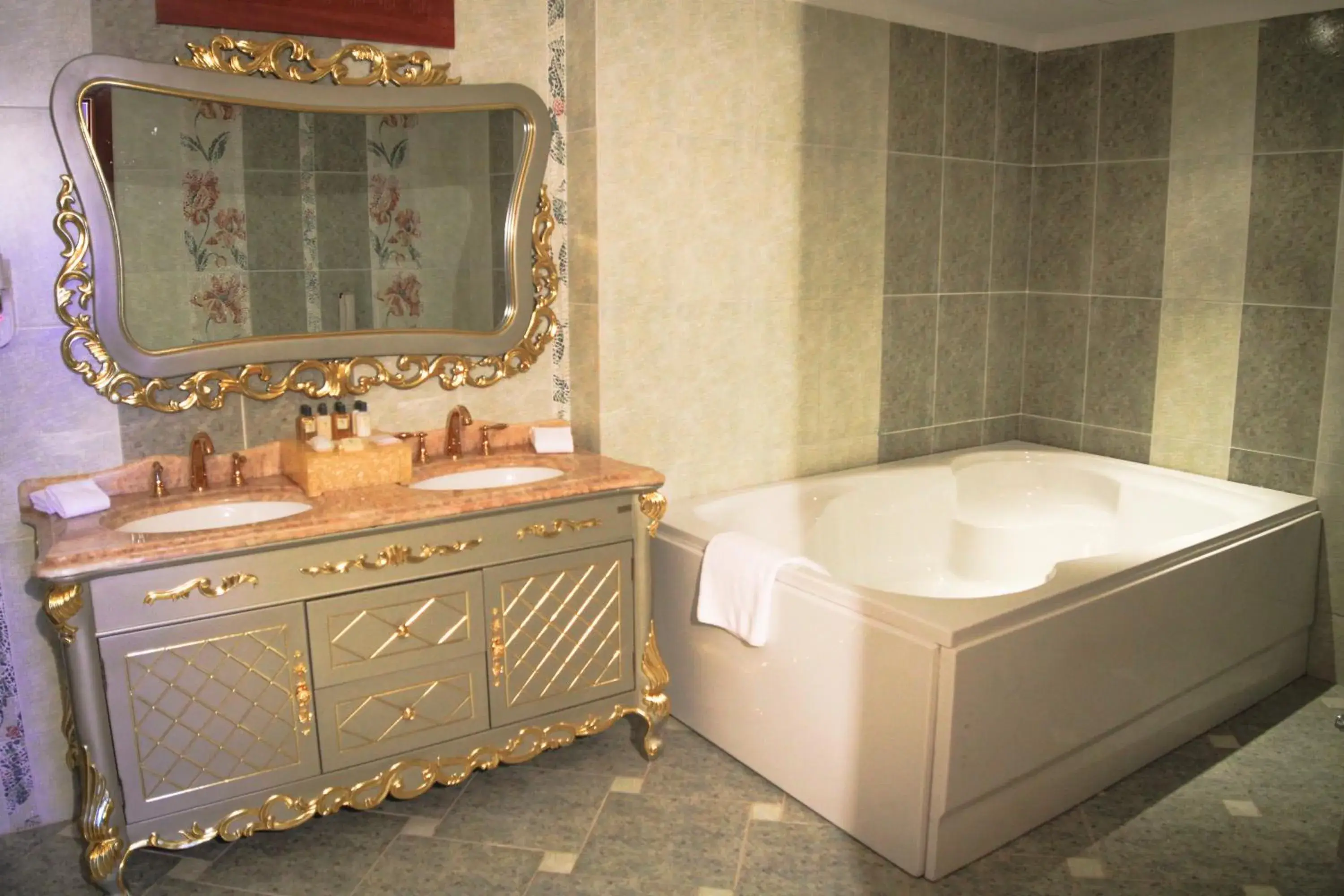 Hot Tub, Bathroom in Tolip Hotel Alexandria