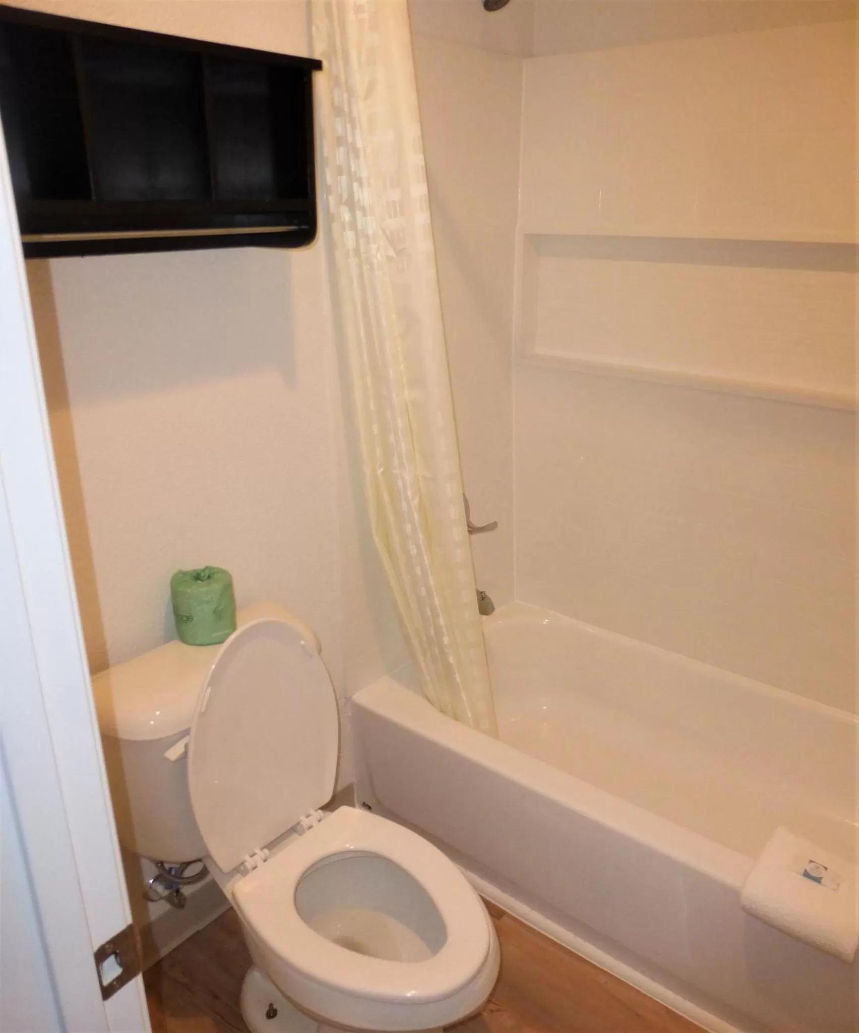 Bathroom in Red Roof Inn Houston - Jersey Village