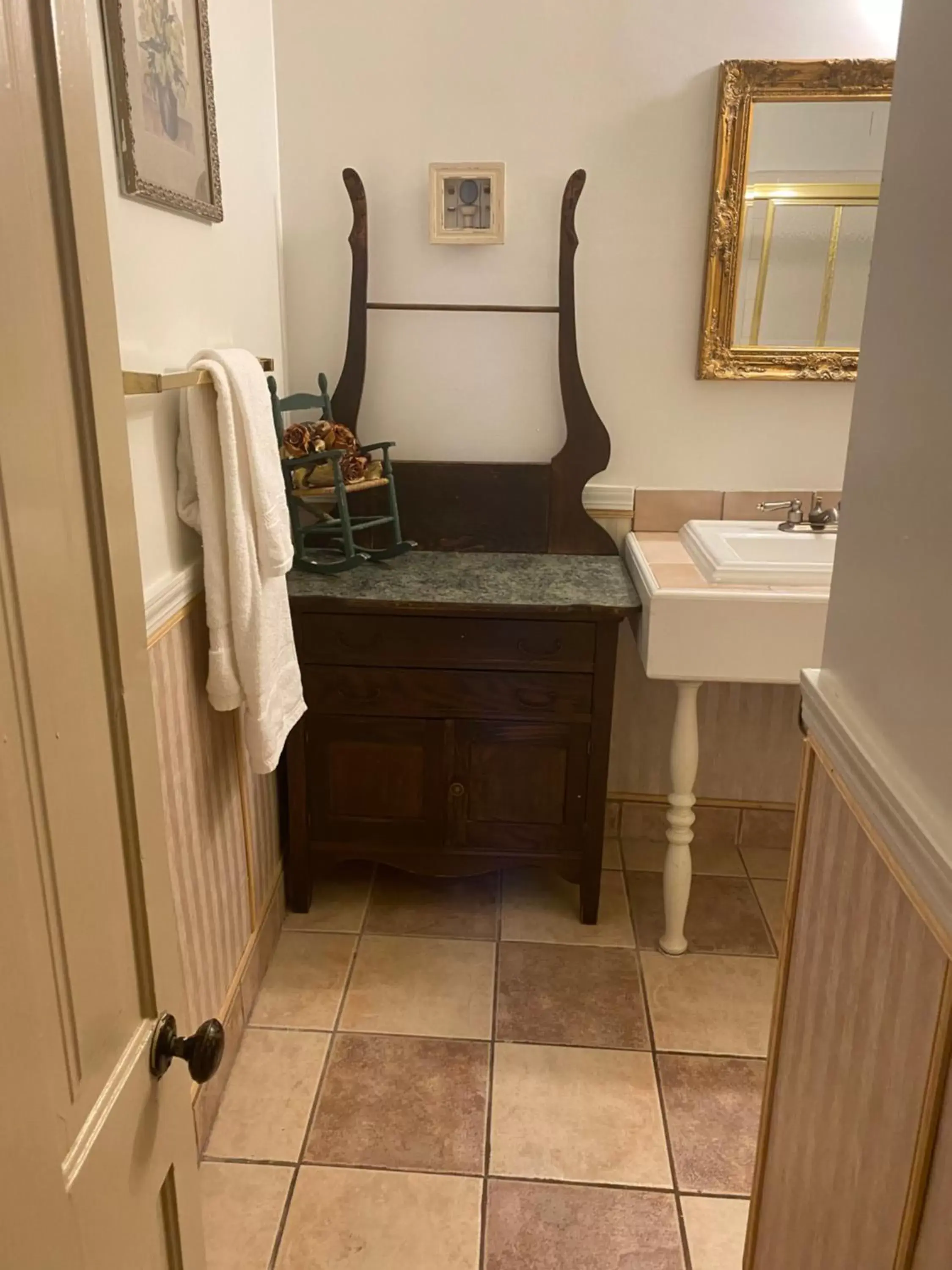 Bathroom in Gunn House Hotel
