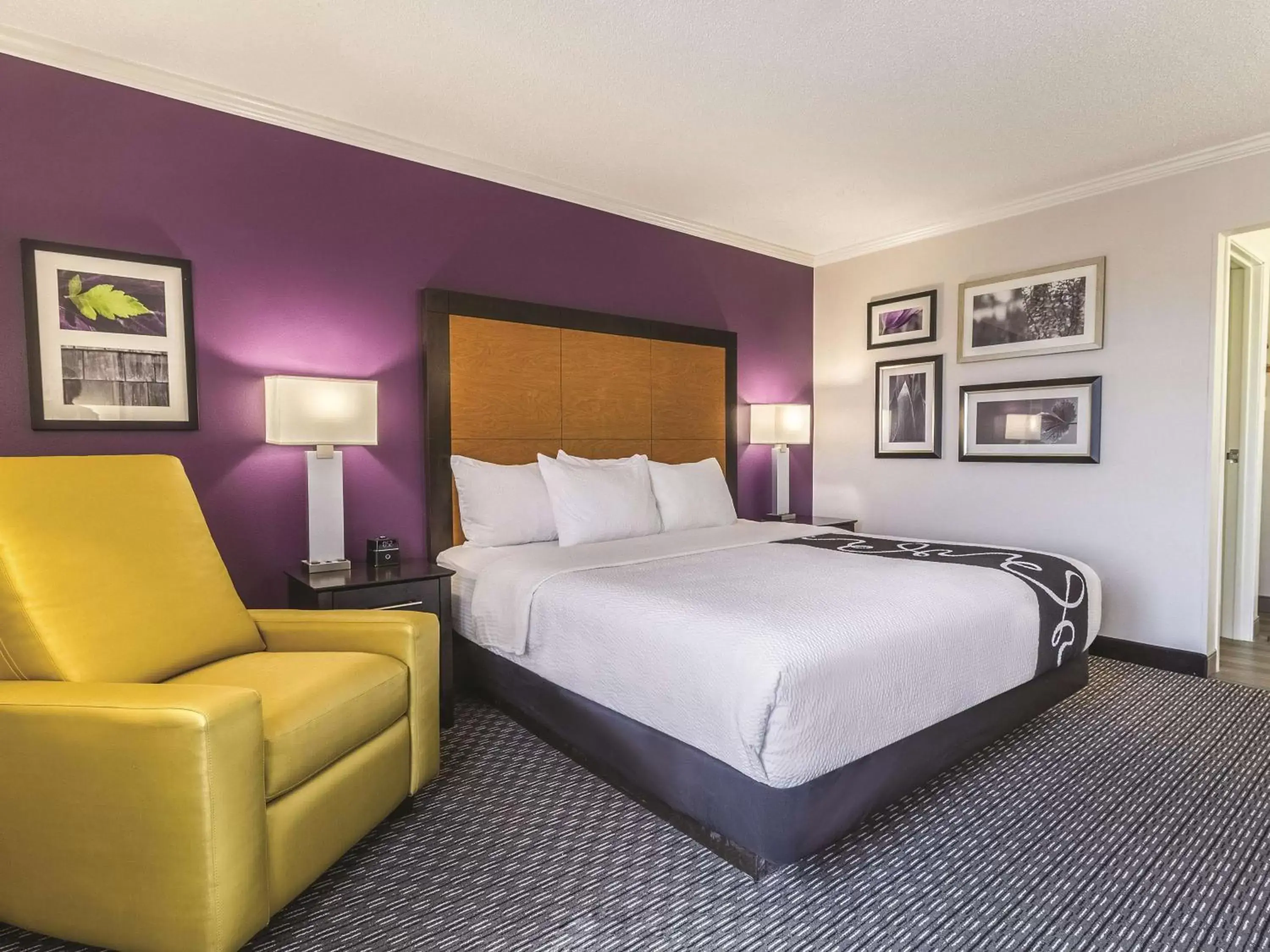 Photo of the whole room, Bed in La Quinta by Wyndham Cleveland - Airport North