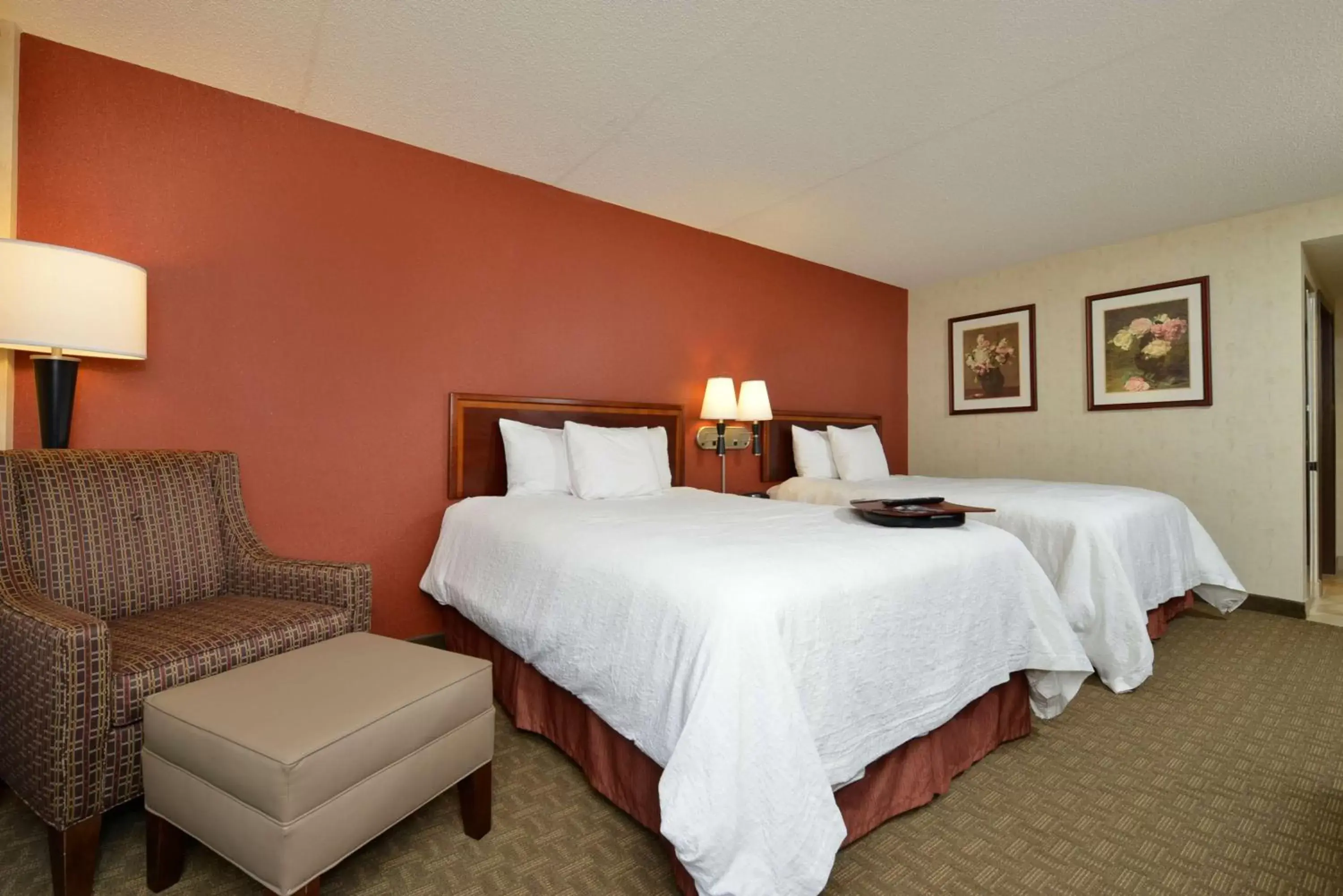 Bed in Hampton Inn East Aurora