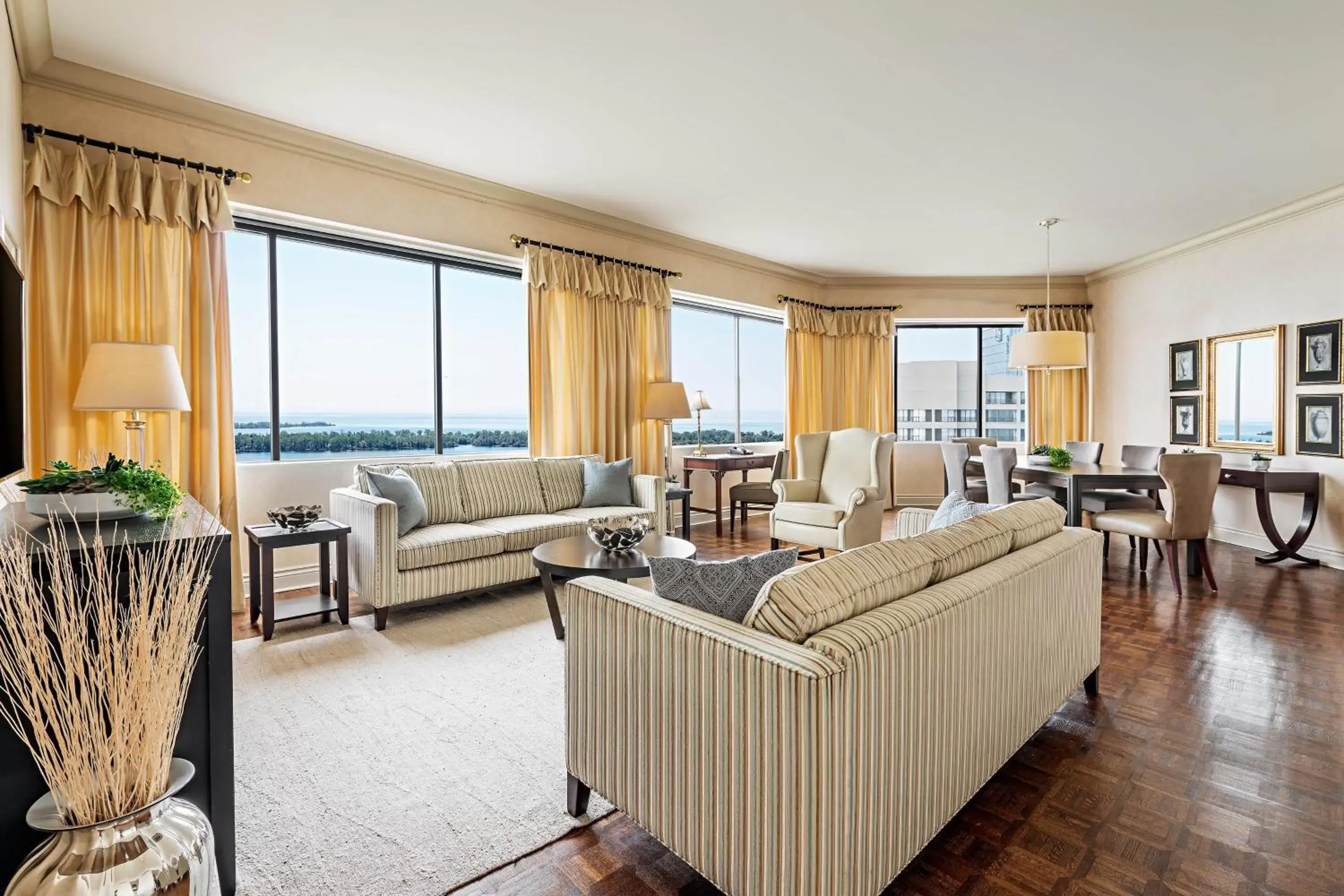 Living room, Seating Area in The Westin Harbour Castle, Toronto