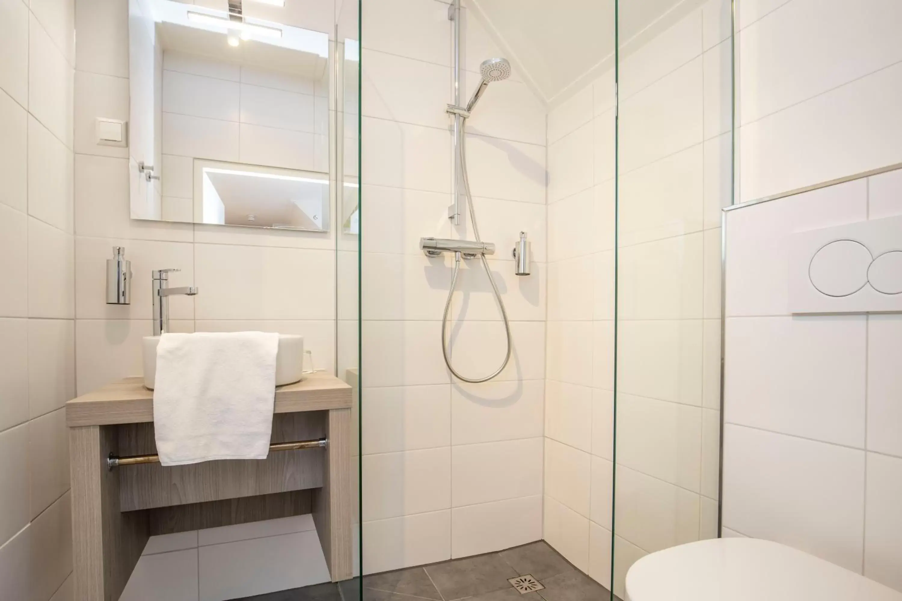 Shower, Bathroom in Fletcher Hotel Landgoed Huis te Eerbeek