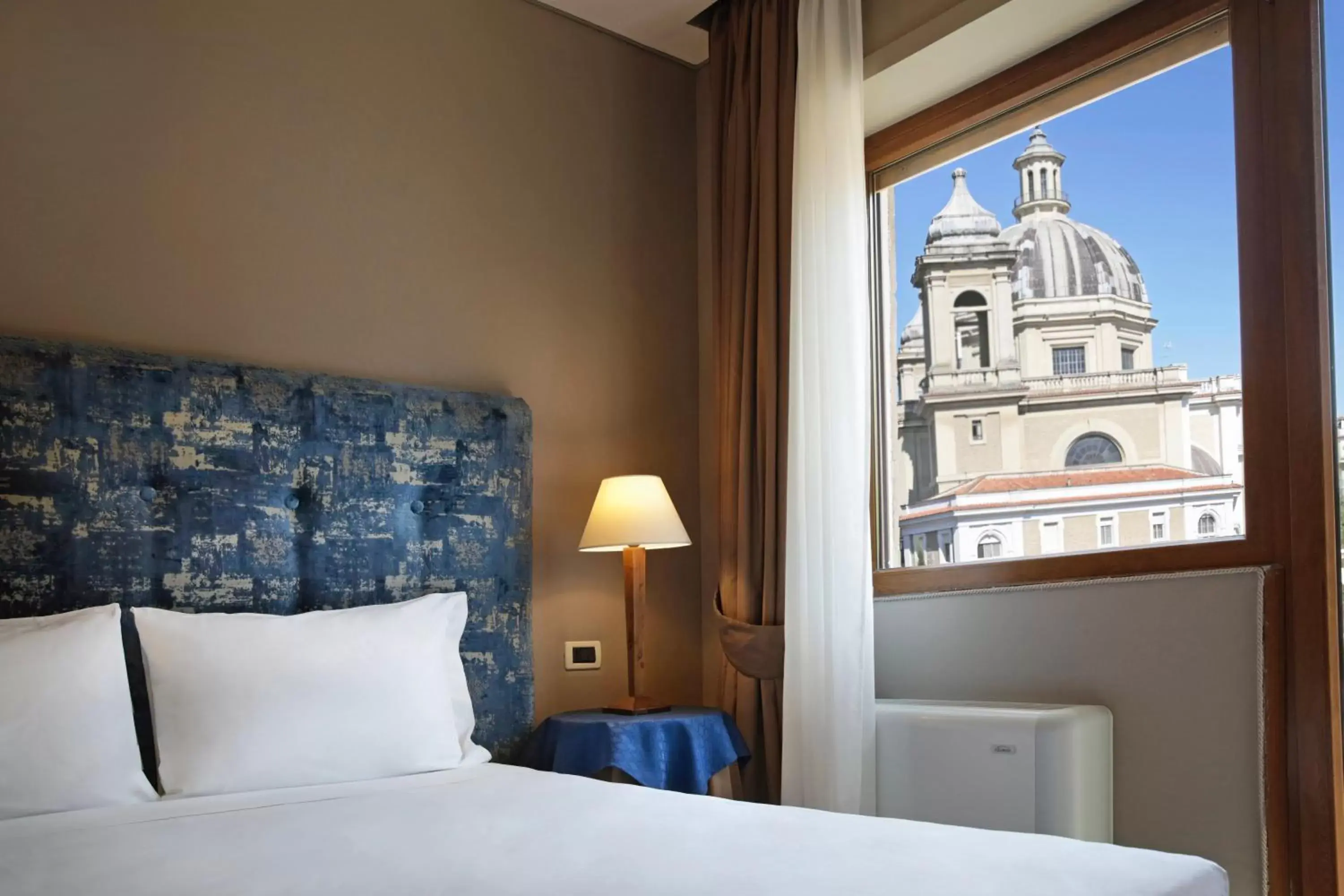 View (from property/room), Bed in Hotel Ponte Milvio