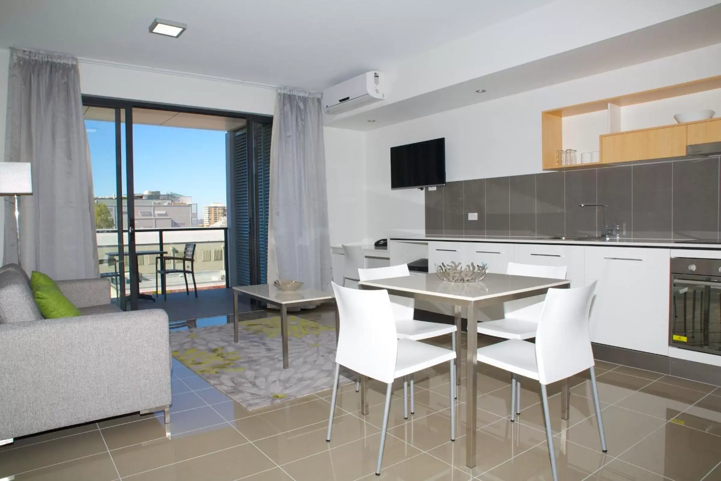 Kitchen or kitchenette, Dining Area in Atrio Apartments