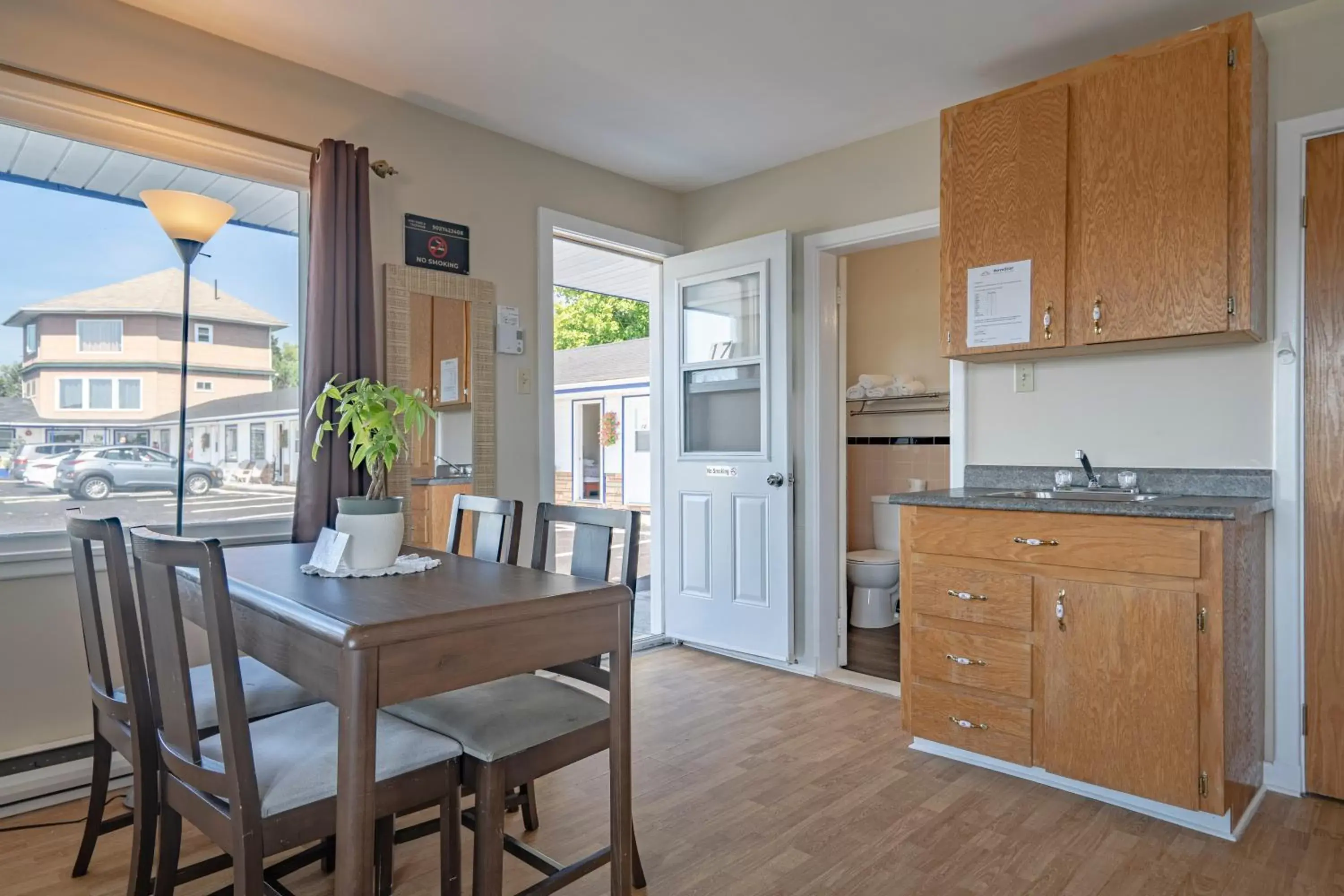 Dining area, Kitchen/Kitchenette in Novastar Motel On The Lake