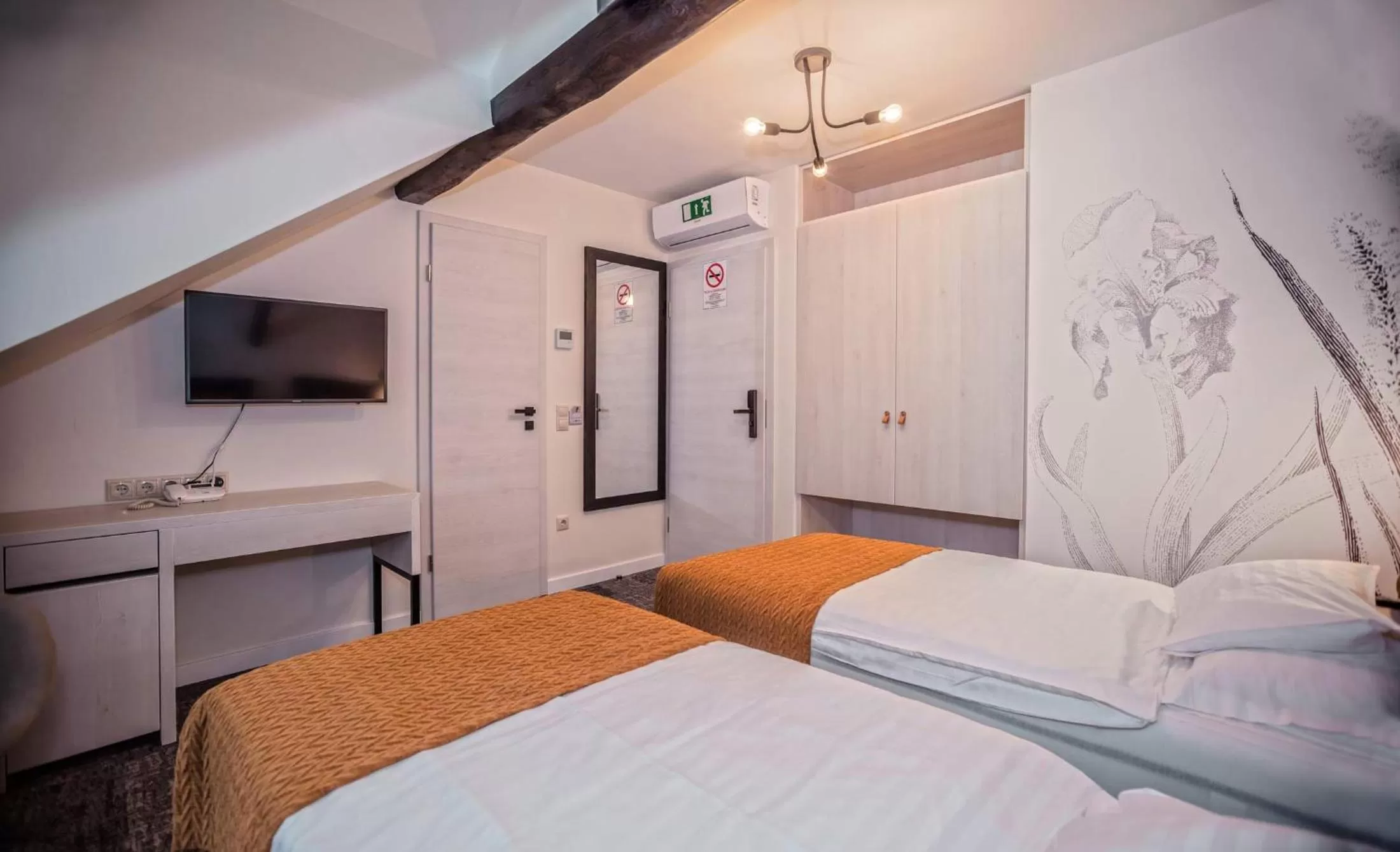 Bed in Piccolo Panzió Vendéglő Vinoteca