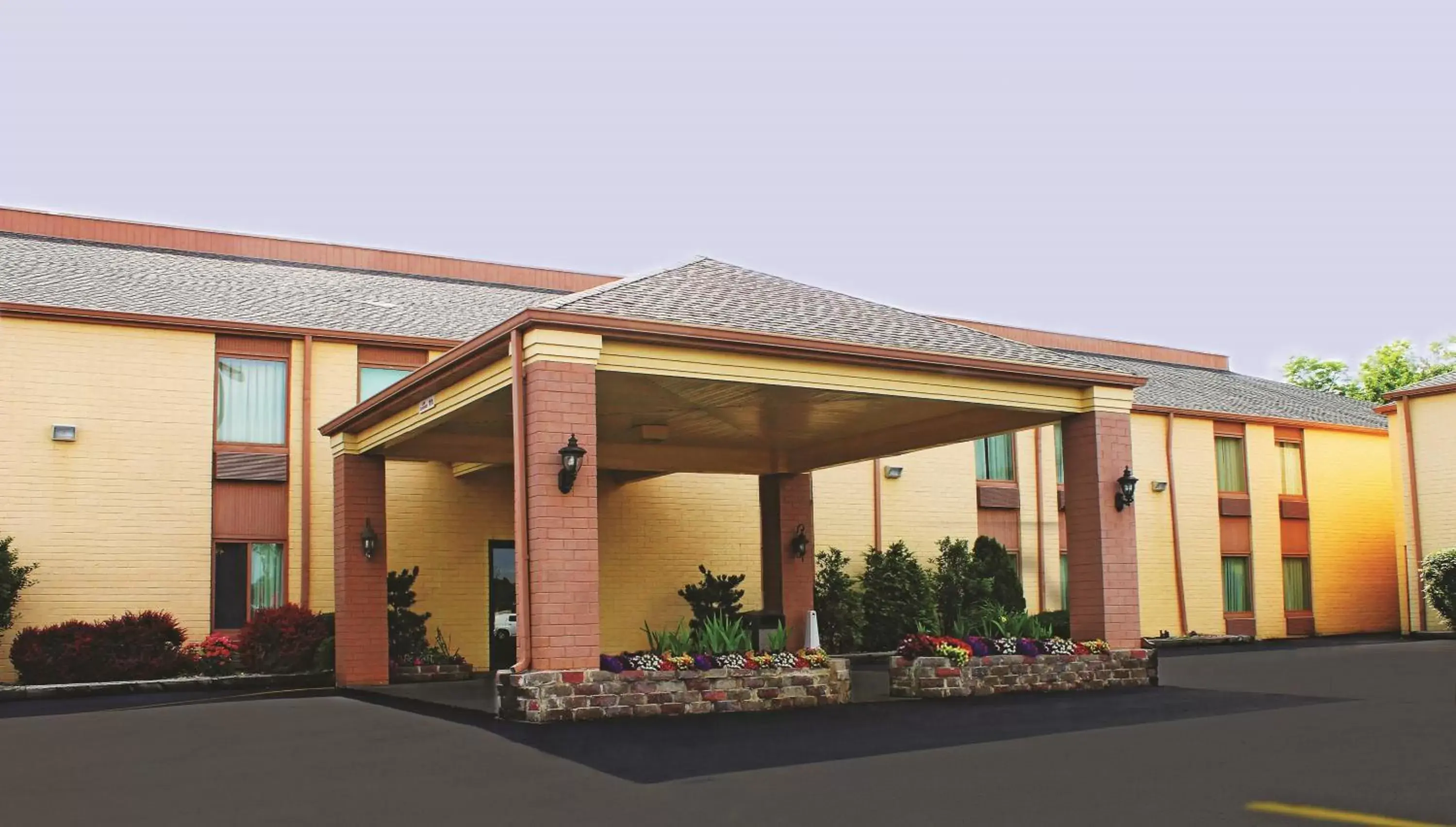 Facade/entrance, Property Building in Days Inn & Suites by Wyndham Bloomington/Normal IL