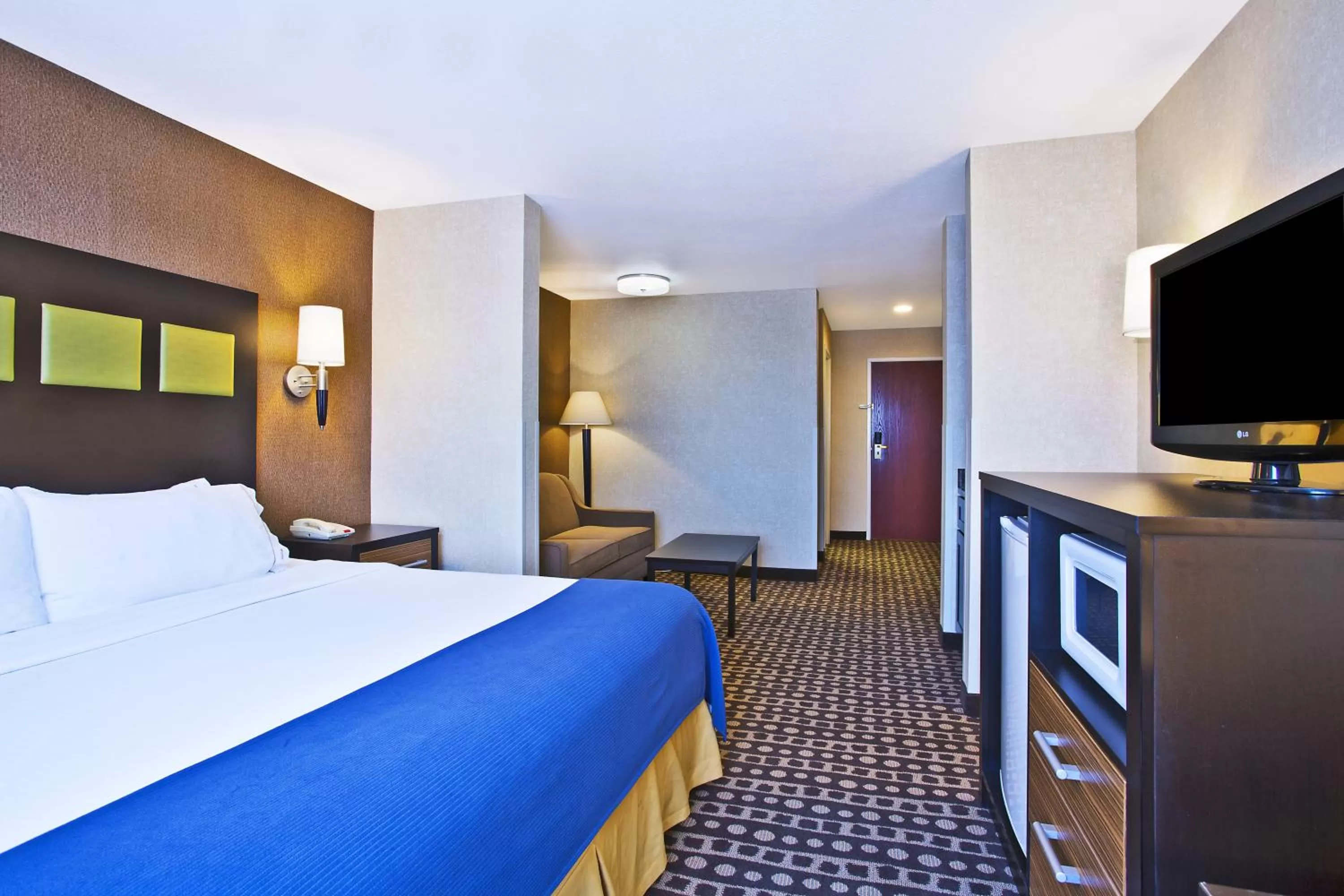 Photo of the whole room, Bed in Holiday Inn Express Hotel & Suites Wabash by IHG