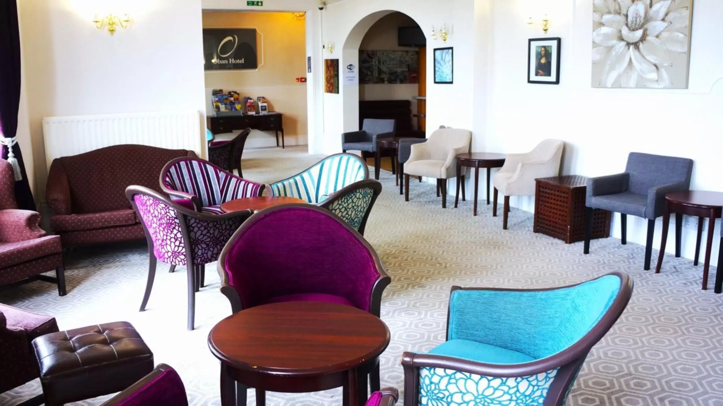 Seating area in OYO Oban Hotel