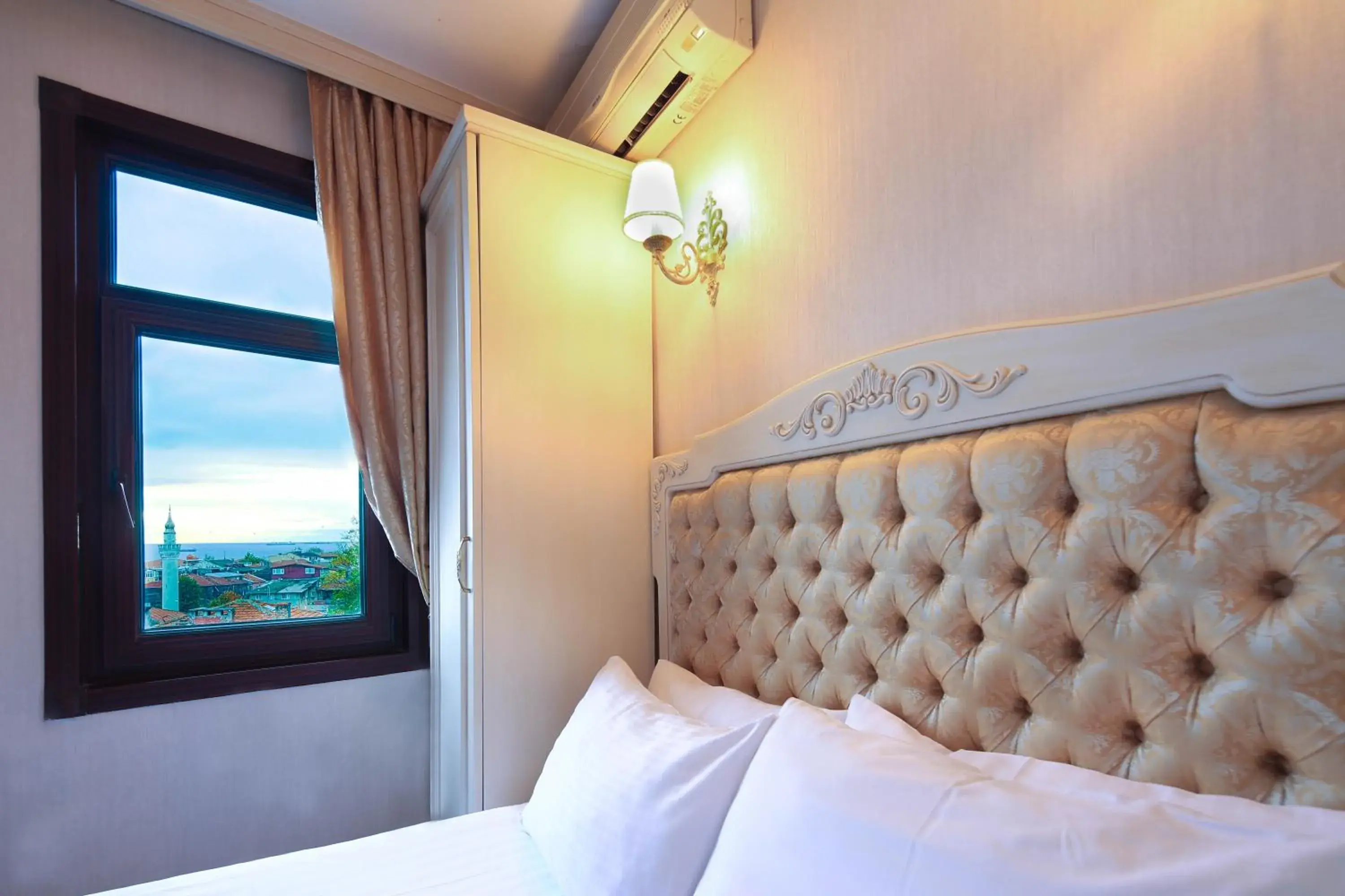 Sea view, Bed in Hotel Historia-Special Category