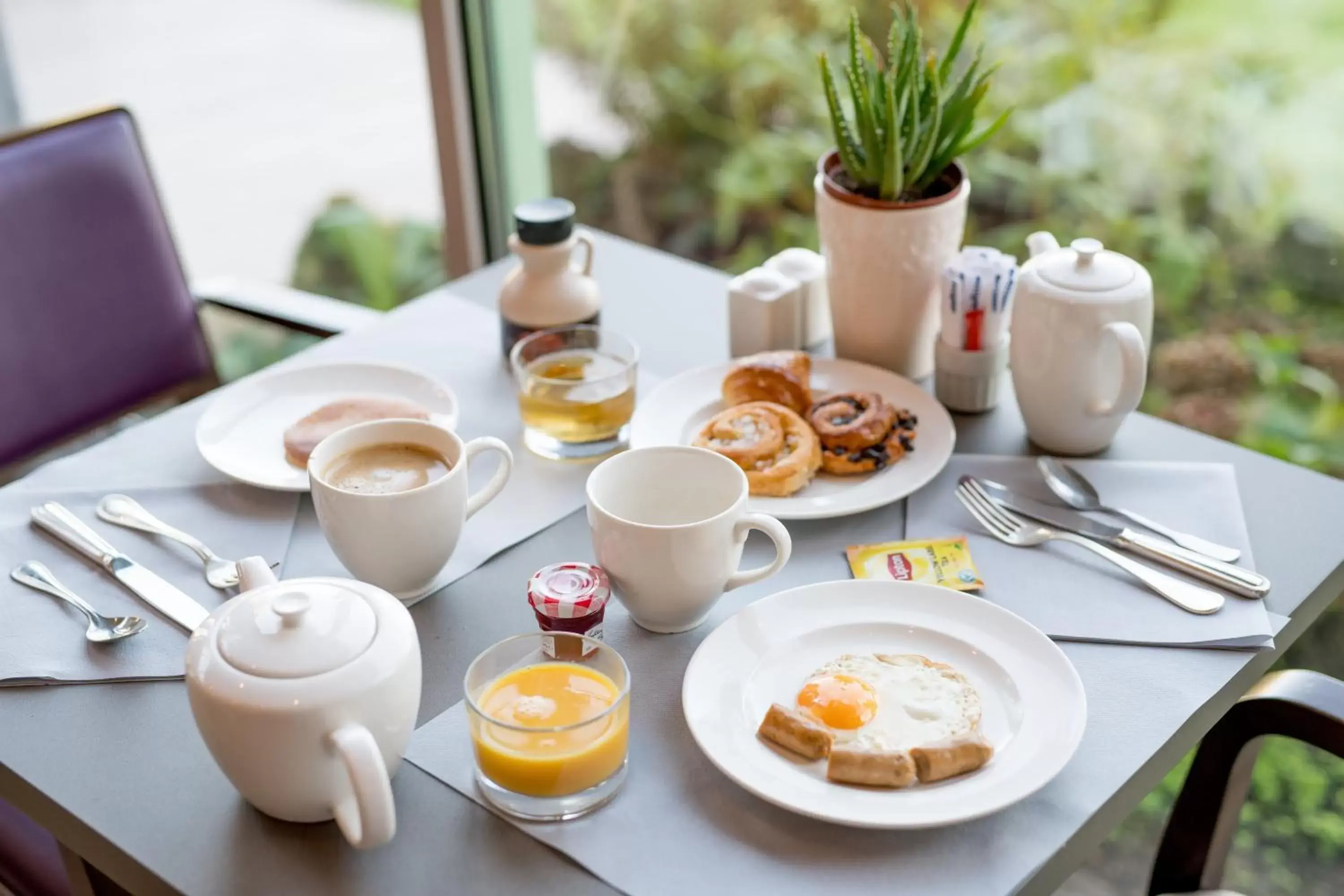 Continental breakfast in Logis Domaine de Fompeyre